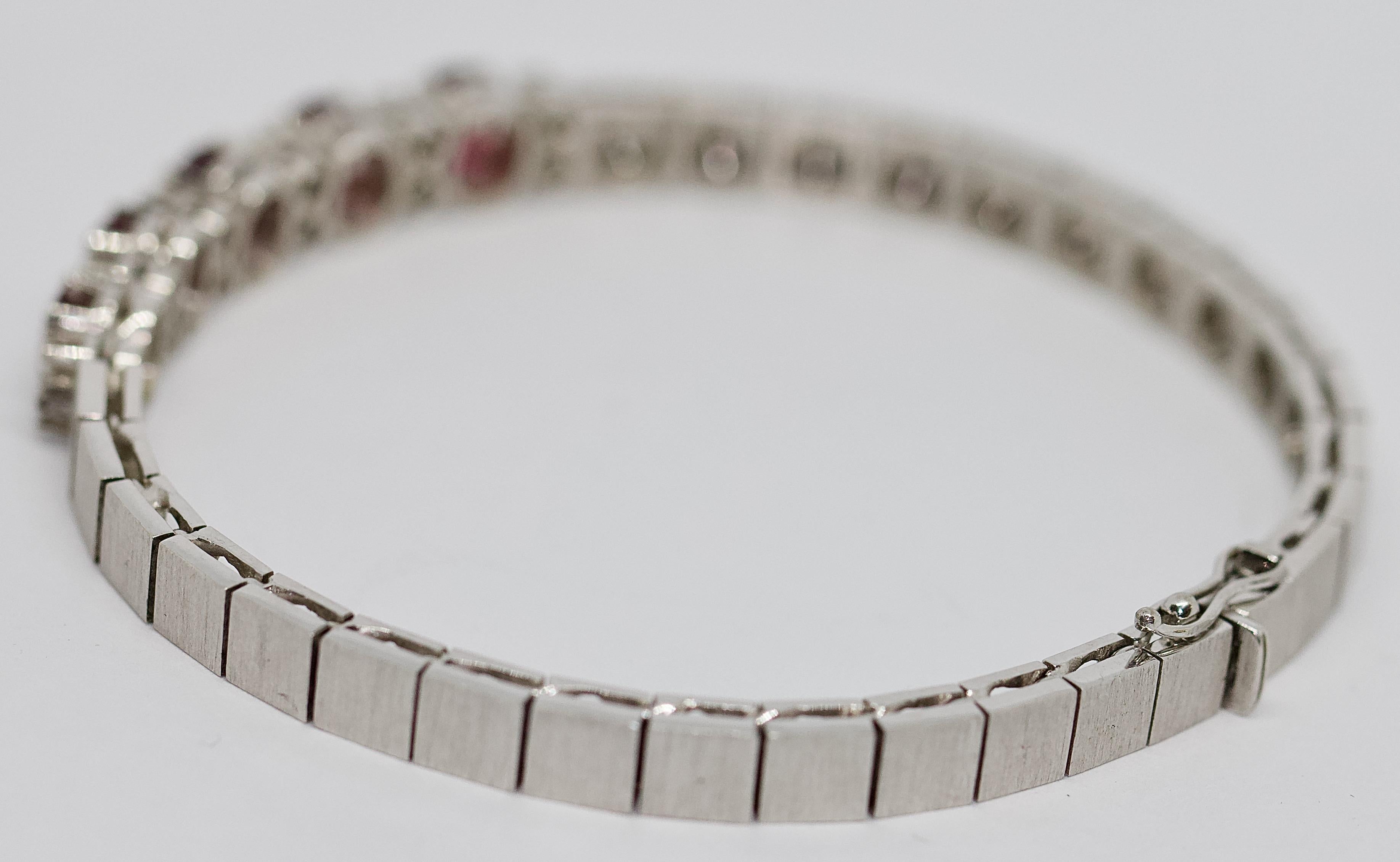 Ladies White Gold Tennis Bracelet with Rubies and Diamonds In Good Condition For Sale In Berlin, DE