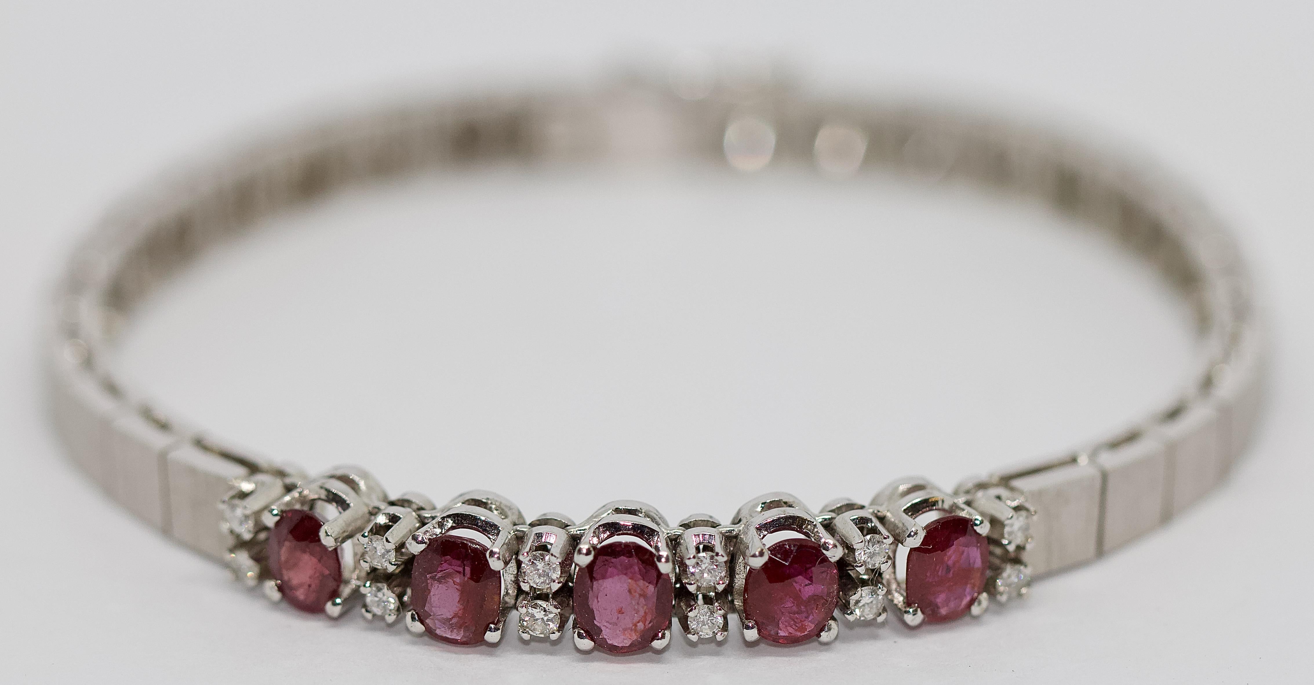 Ladies 14K White Gold Bracelet with Rubies and Diamonds.

Total carat diamonds: 0.25

Bracelet is hallmarked.

Including certificate of authenticity.