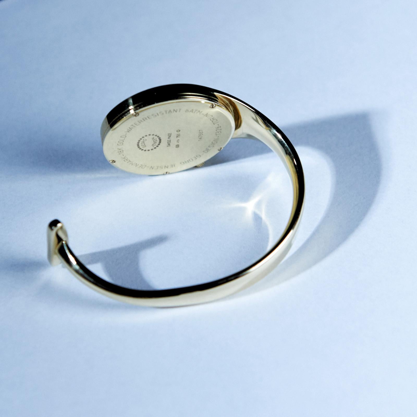 Milieu du XXe siècle Montre-bracelet pour dame en or 18k par Vivianna Torun Bülow-Hübe pour Georg Jensen en vente