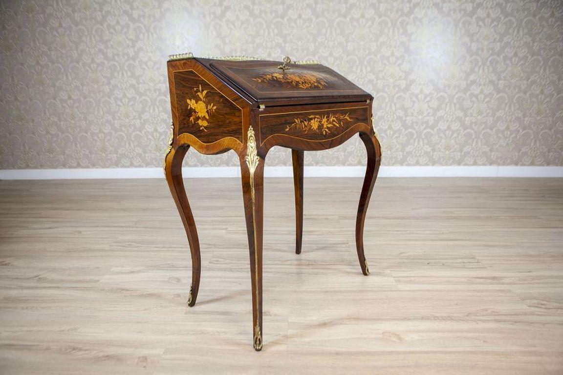 Ladies' Writing Desk From the Early 20th Century in the Style of Louis XV

A ladies' writing desk inspired by the Louis XV style, dating back to before 1939. The furniture stands on tall curved legs and features a slanted top that closes with a