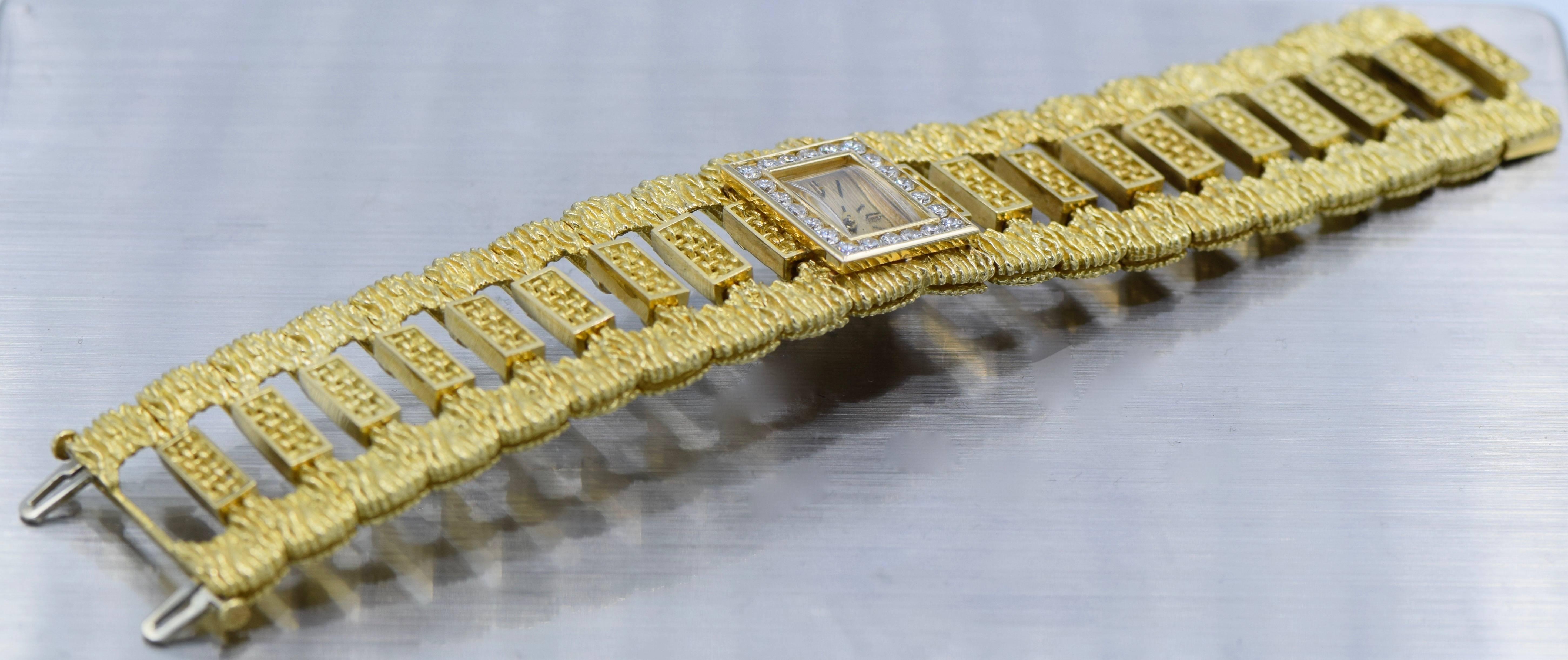 Ladies Yellow Gold Diamond Link Wristwatch In Excellent Condition For Sale In New York, NY