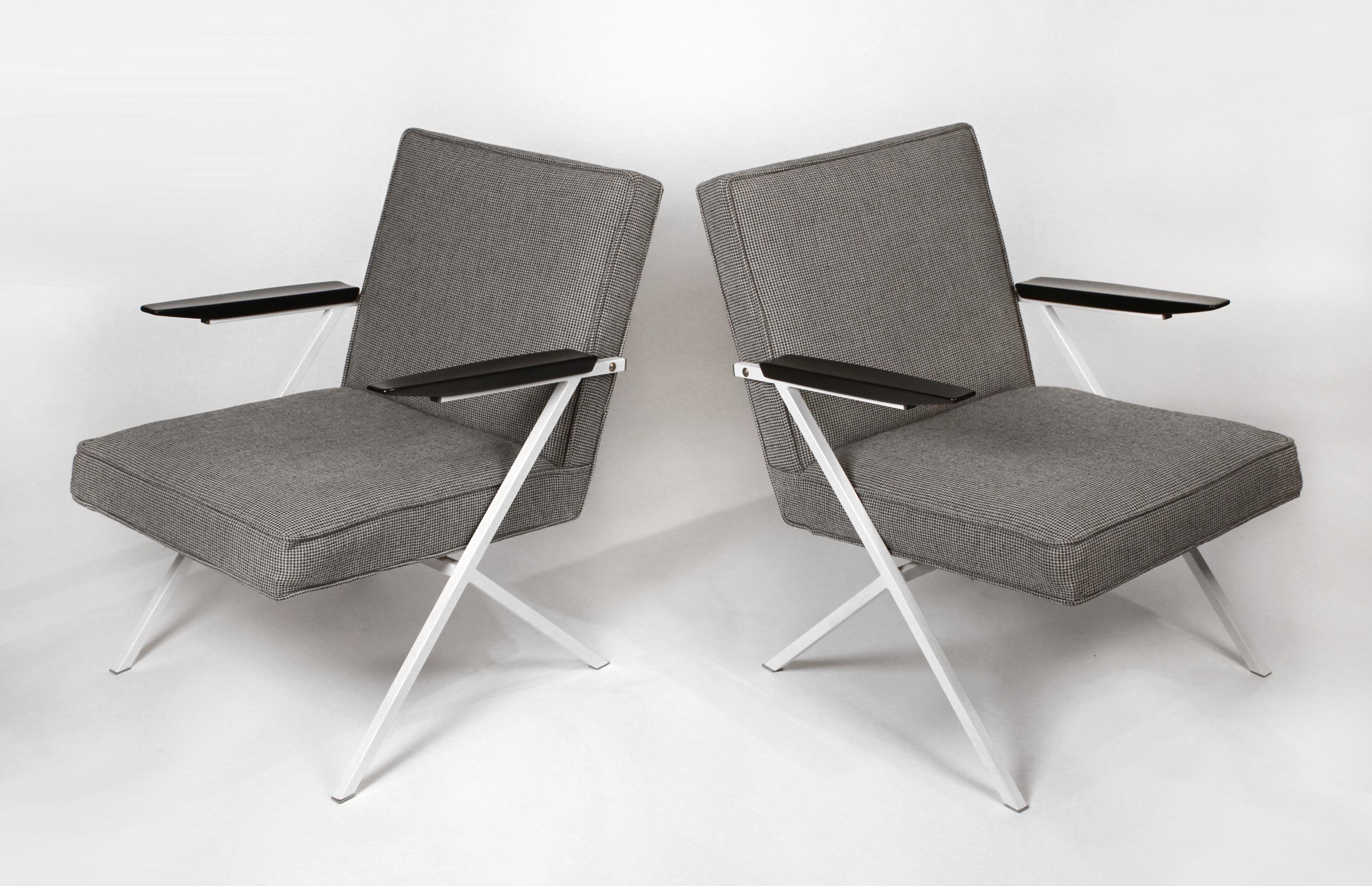 Seltenes Paar Loungesessel, entworfen von dem tschechoslowakischen Architekten Ladislav Rado für Knoll und Drake im Jahr 1950. Modell R-83.

Die Rahmen sind neu lackiert worden. Die Knoll-Tweed-Polsterung ist komplett original.