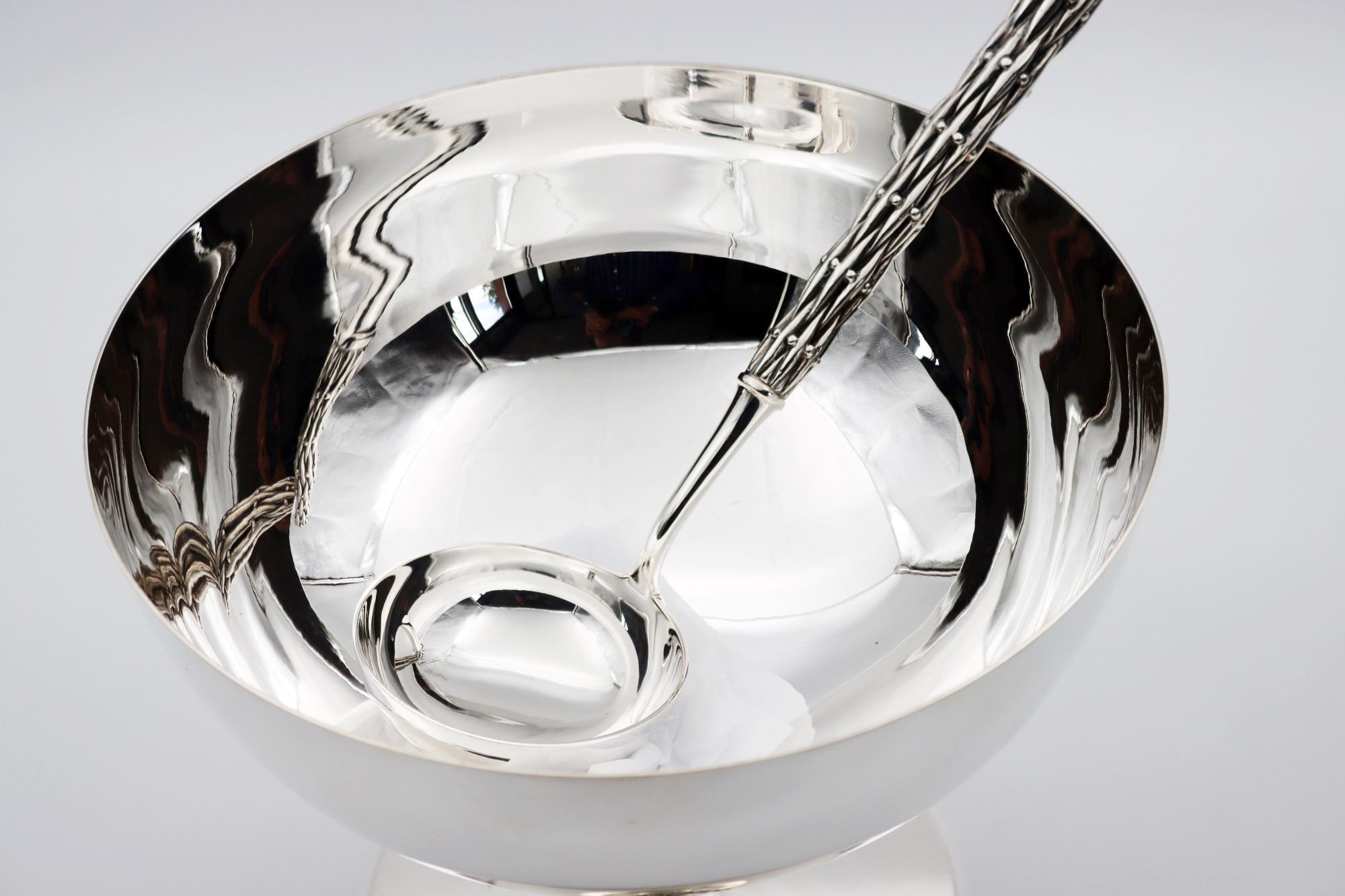 Ladle and large centerpiece in silver bronze

Silver plated bronze ladle 35/42 microns
Length: 218 mm, weight: 296 gr

Large silver plated bronze centrepiece 35/42 microns
H: 195 mm, 240 mm

These Ladles and Large Centrepieces are the handiwork of
