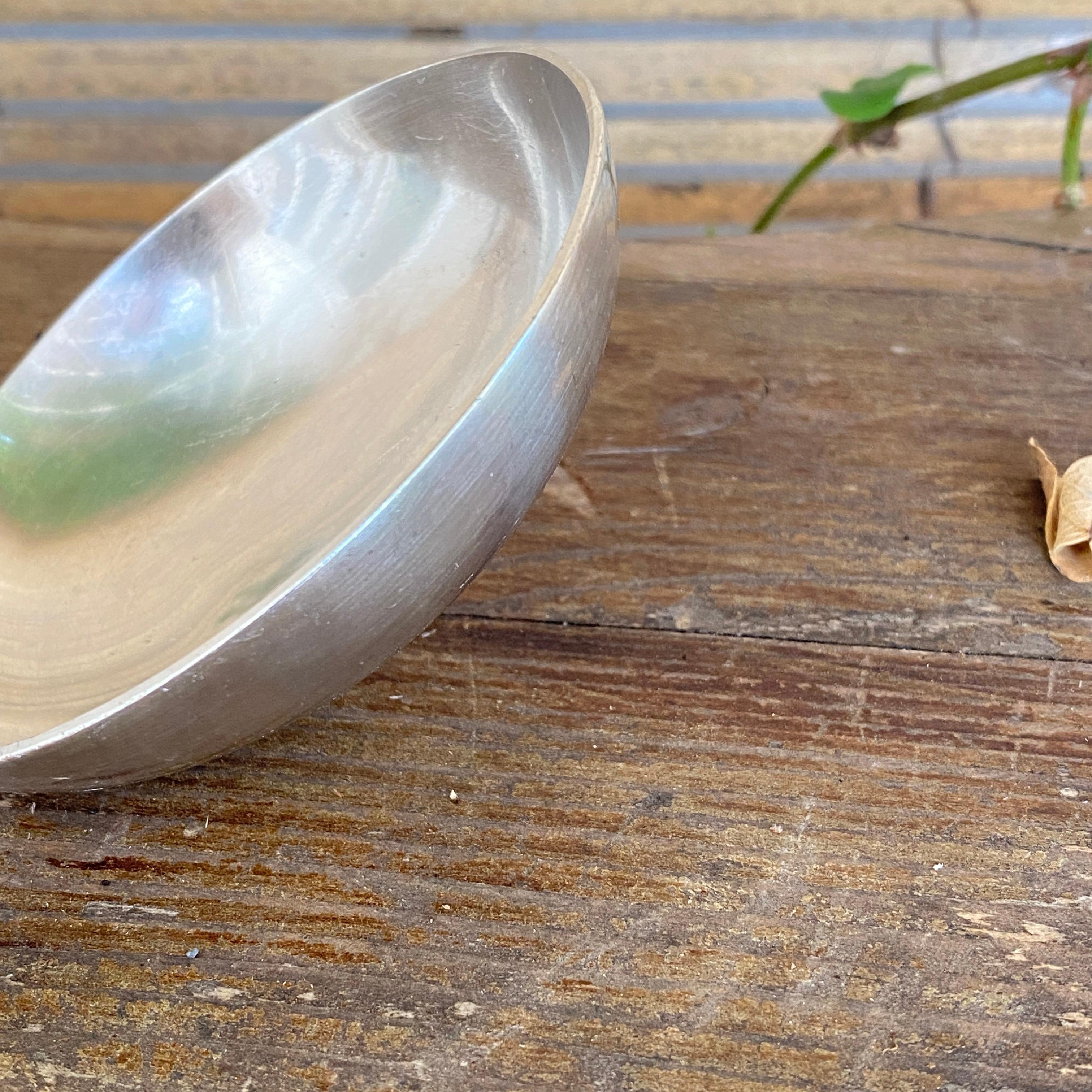 This Ladle is iin silver plate metal. It has been made in France during the Xxeme Century.