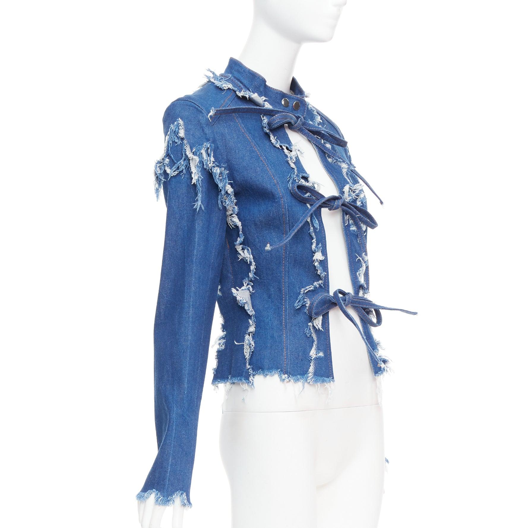 Blu LADO BAKUCHAVA giacca in denim stracciato blu con cravatta XS in vendita