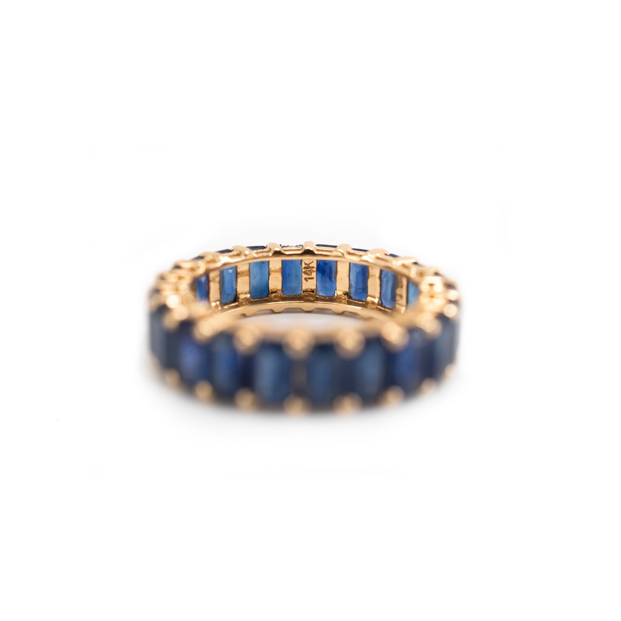 Lady 14K Gelbgold 9,34ct Smaragdschliff Blauer Saphir Voll Eternity Band Ring im Angebot 3