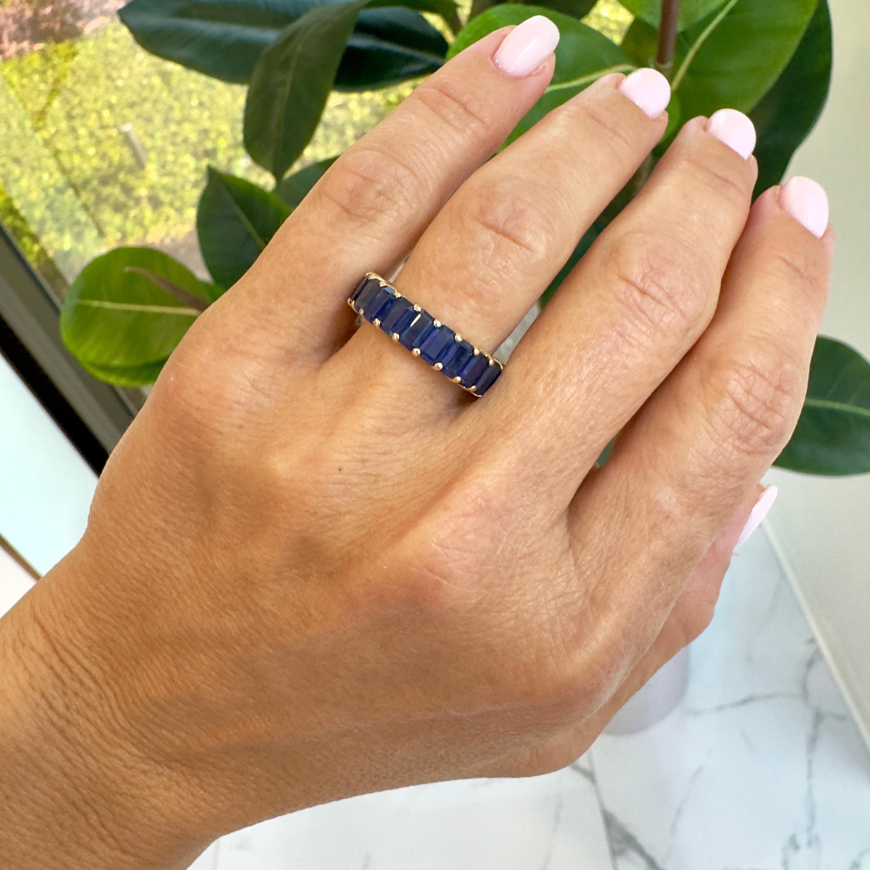 Lady 14K Gelbgold 9,34ct Smaragdschliff Blauer Saphir Voll Eternity Band Ring im Angebot 4