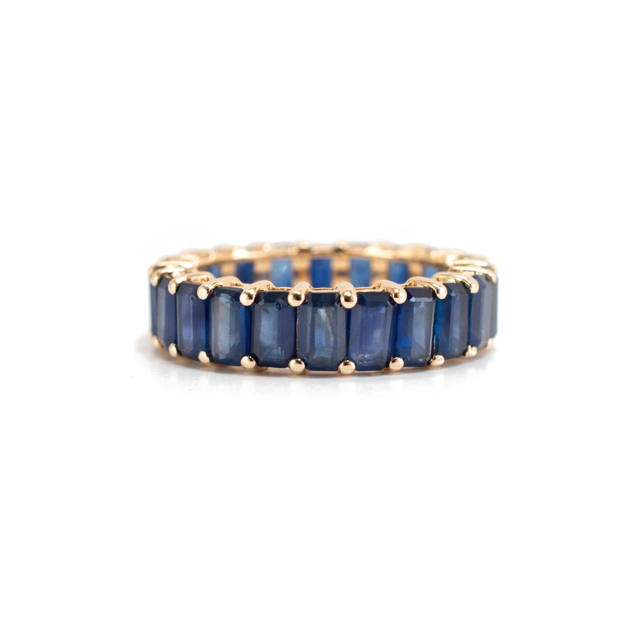 Lady 14K Gelbgold 9,34ct Smaragdschliff Blauer Saphir Voll Eternity Band Ring im Angebot