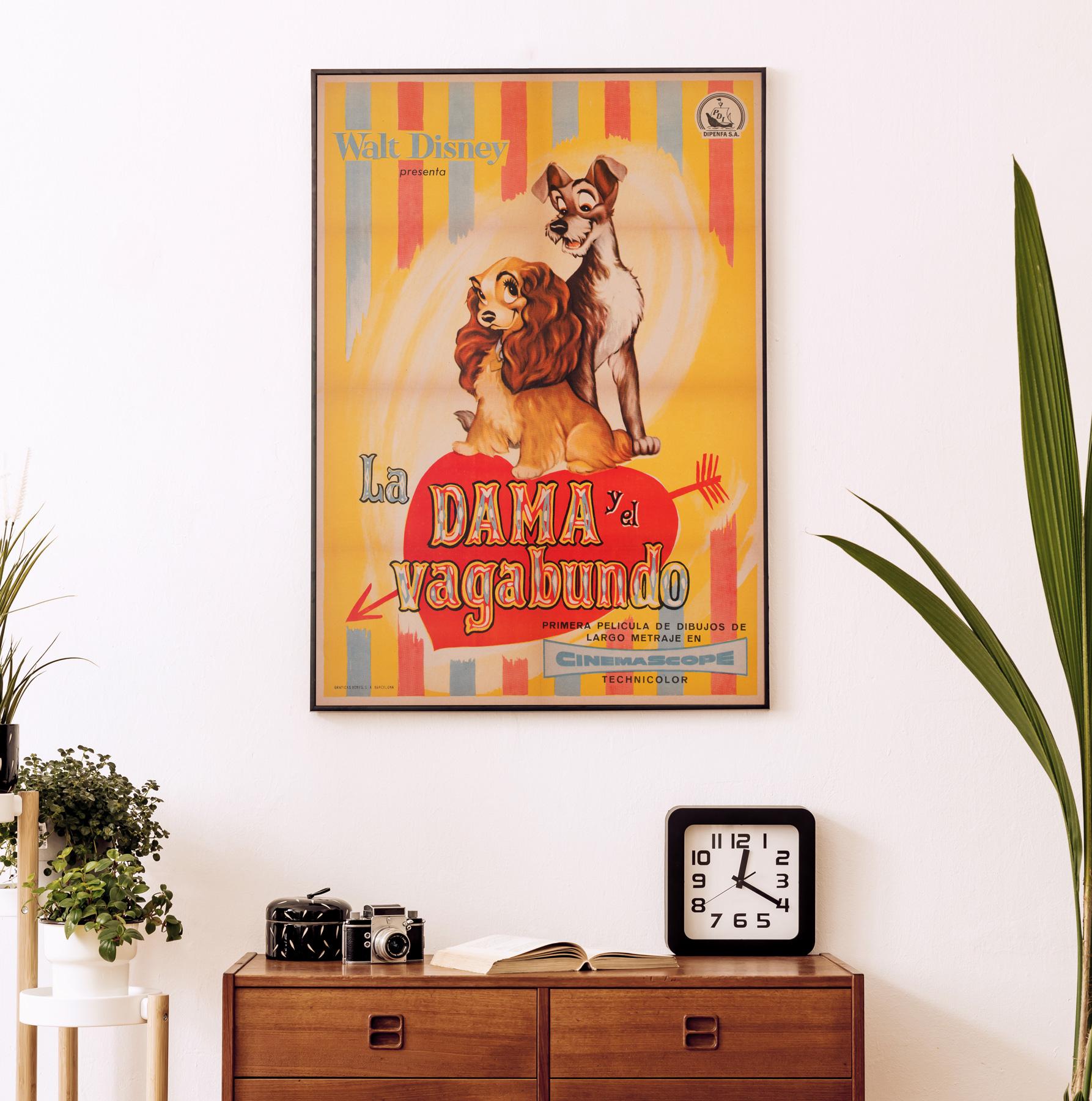 Rarissima e assolutamente affascinante locandina del primo anno di uscita del classico Disney Lady and the Tramp. Colori meravigliosi.

Questo manifesto cinematografico d'epoca è stato originariamente piegato (come da edizione). È stato rivestito