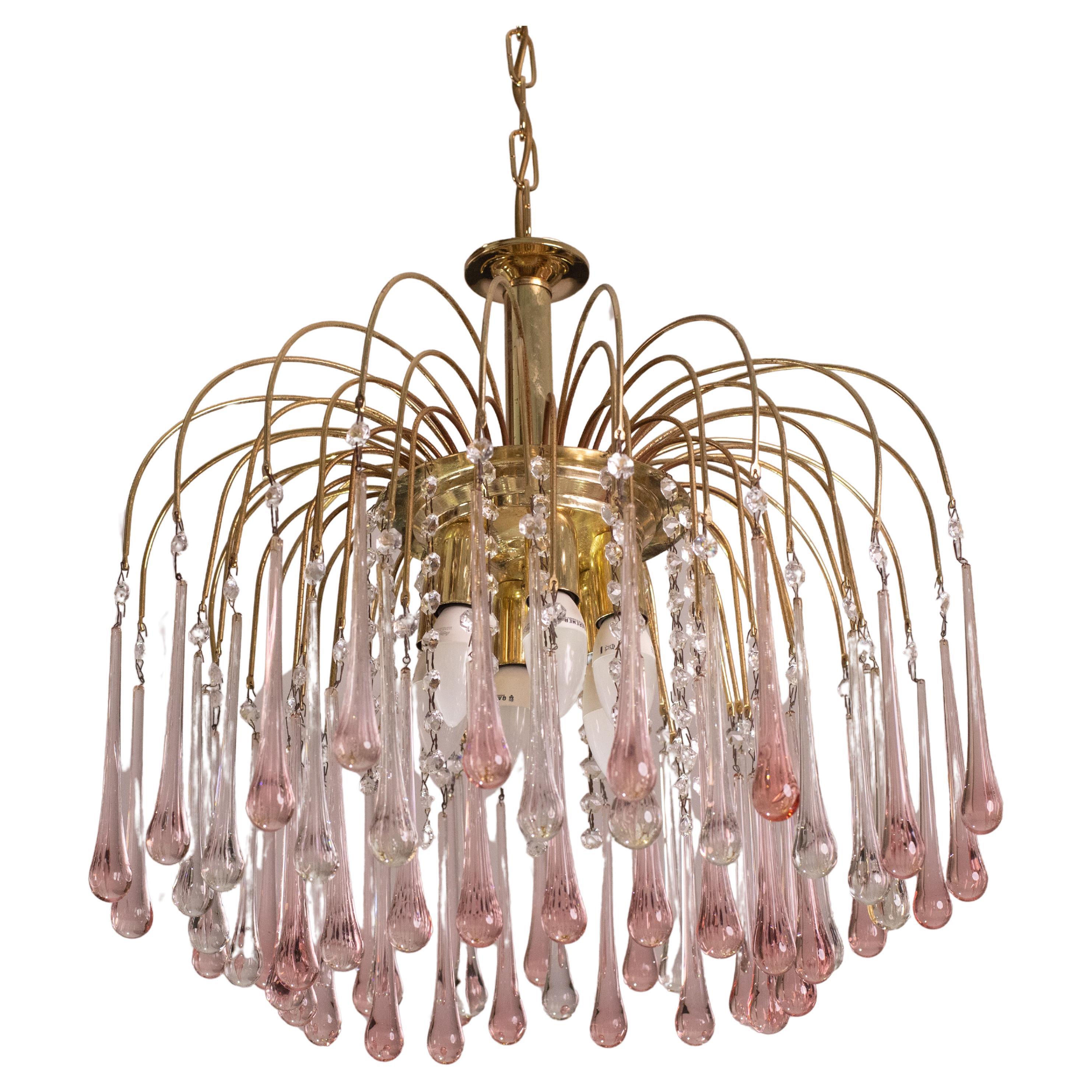 Stunning Murano chandelier in the style of Venini La Cascata.
The chandelier consists of four laps composed of about 60 beautiful transparent white and pink drops cascading down.
The chandelier consists of 4 rounds: a central one with crystals, the