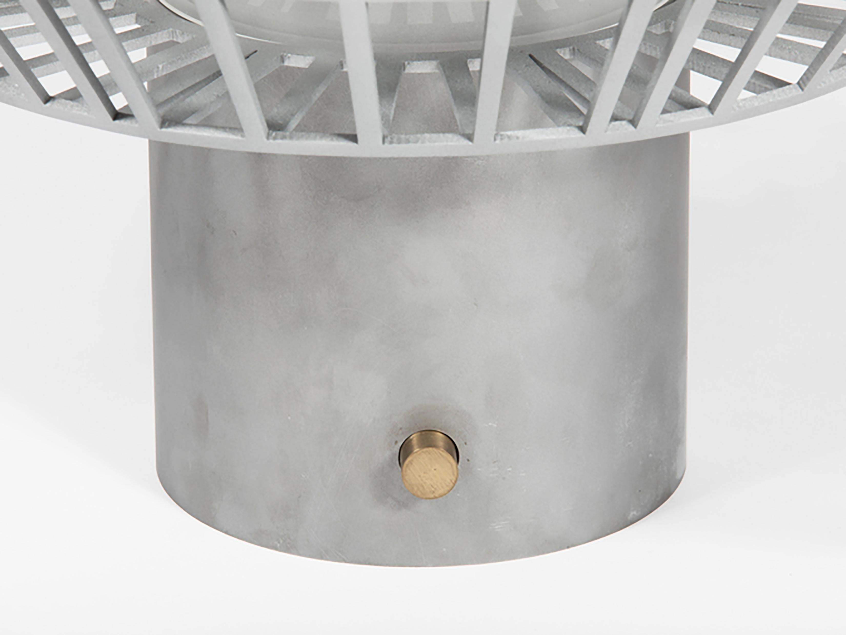 Minimaliste Lampe de bureau coccinelle en laiton, acrylique et acier revêtu de zinc de Jonathan Nesci en vente
