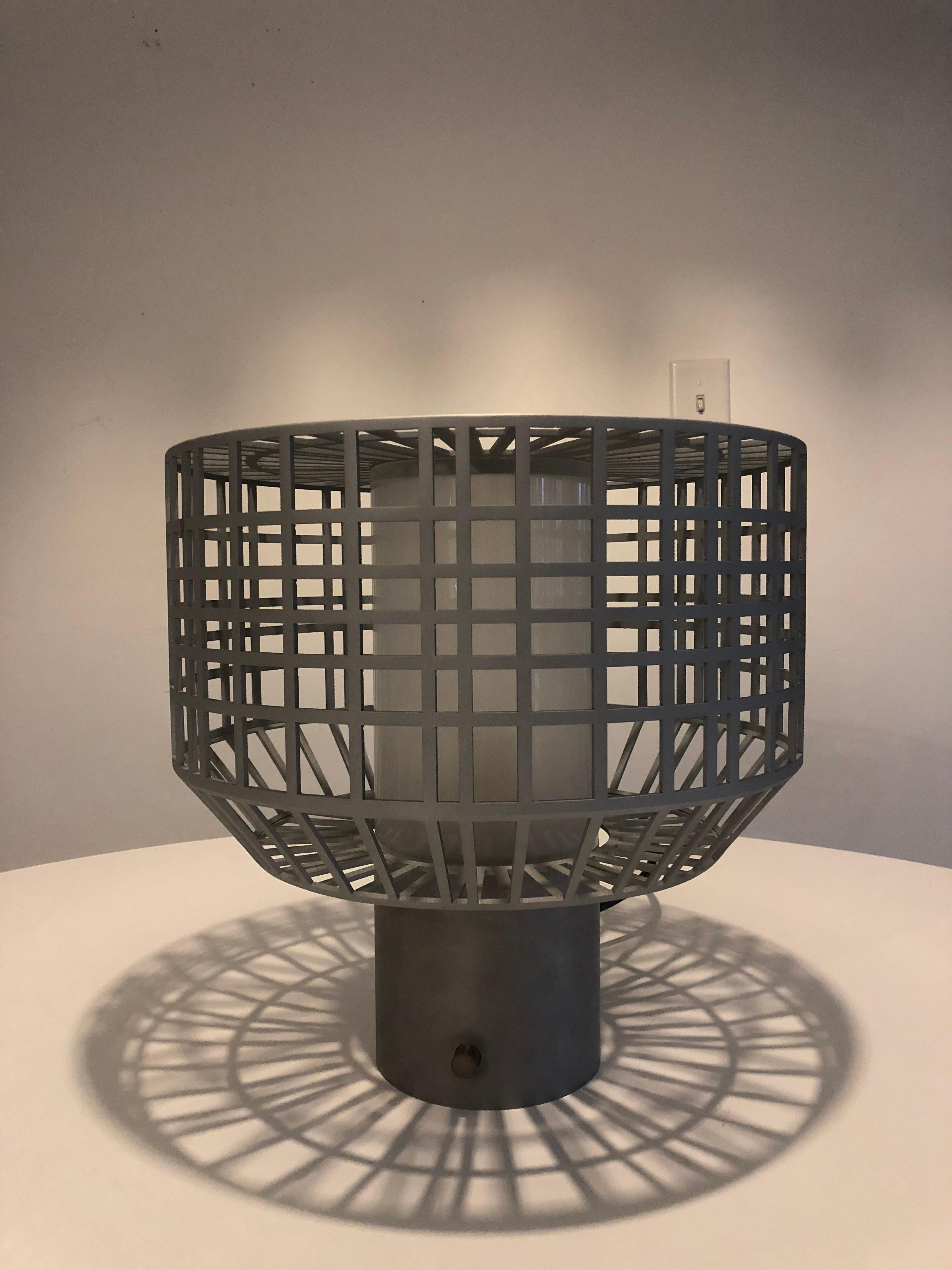 Lampe de bureau coccinelle en laiton, acrylique et acier revêtu de zinc de Jonathan Nesci Neuf - En vente à Columbus, IN