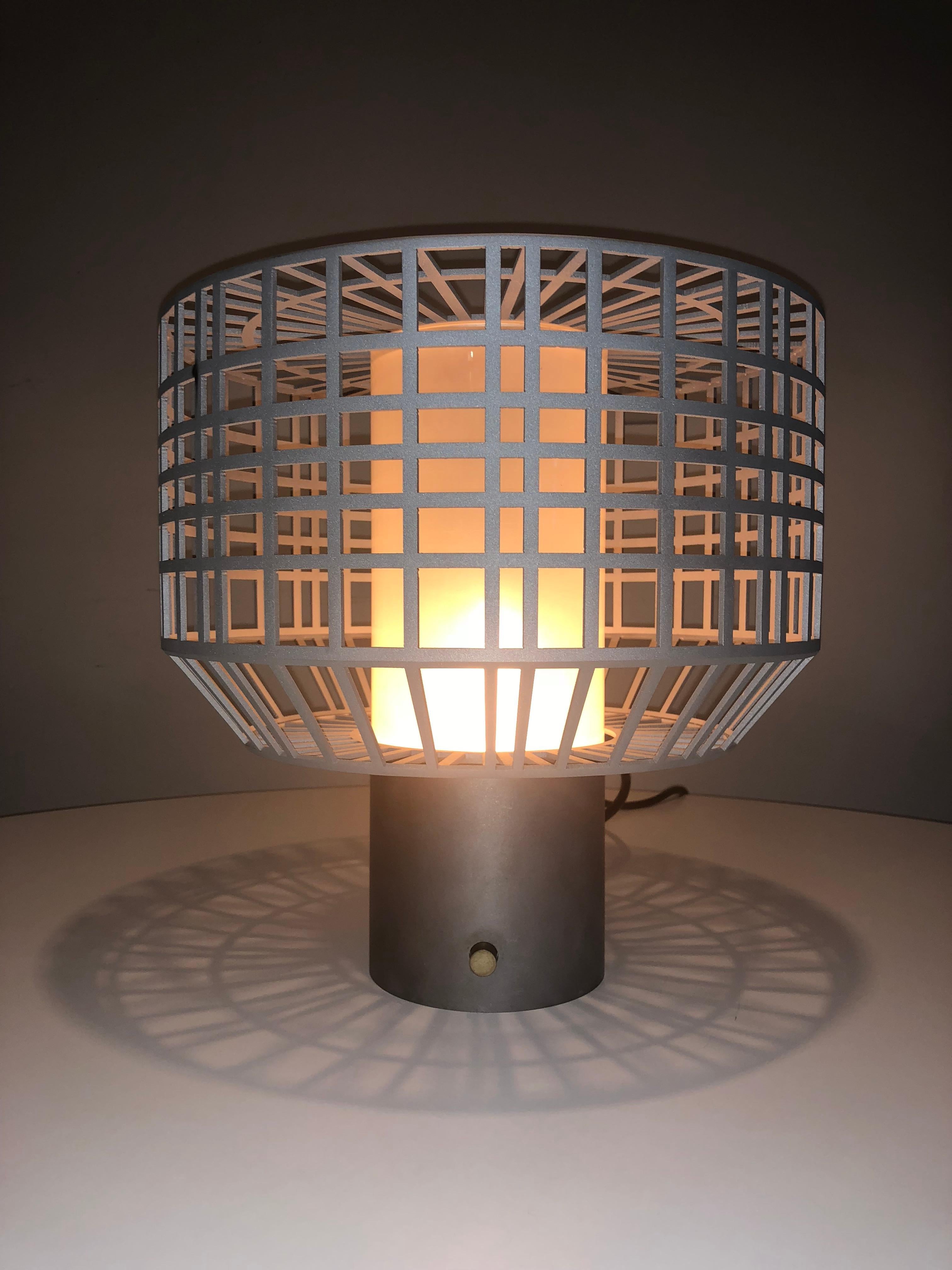 XXIe siècle et contemporain Lampe de bureau coccinelle en laiton, acrylique et acier revêtu de zinc de Jonathan Nesci en vente