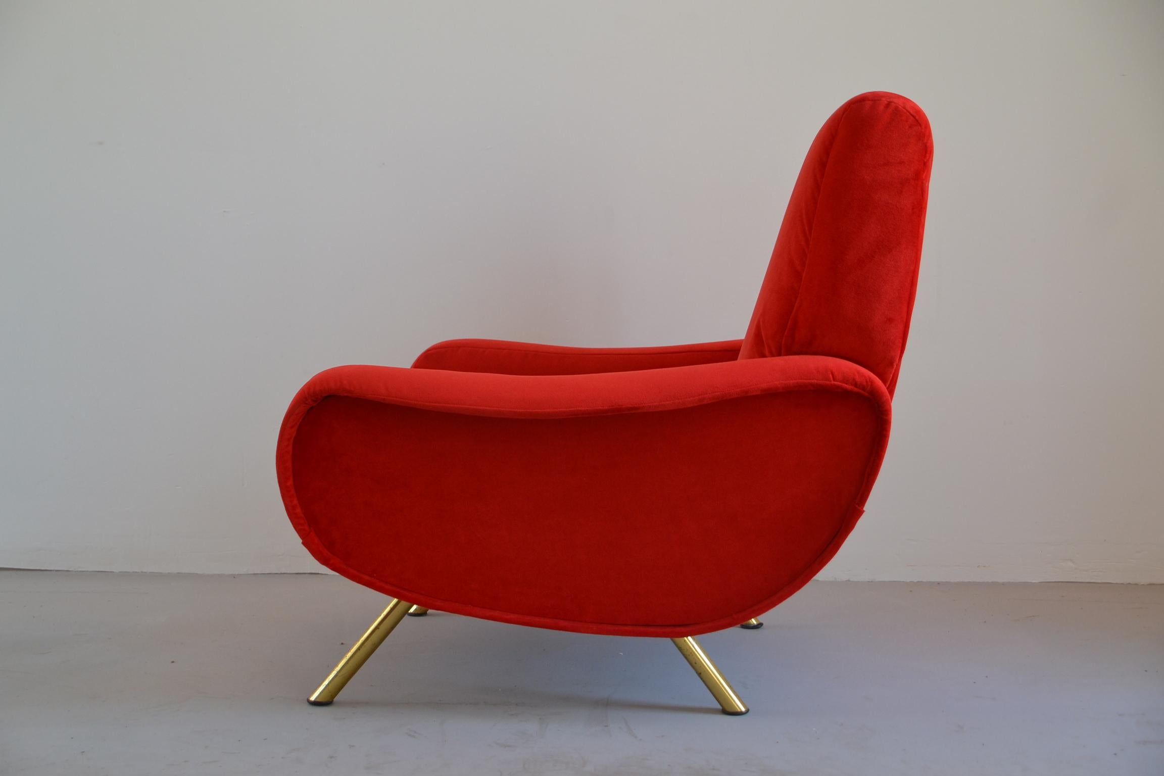 - Armchair, model Lady, designed by Marco Zanuso
- Manufactured by Arflex in 1951
- Red velvet fabric
- New foams.