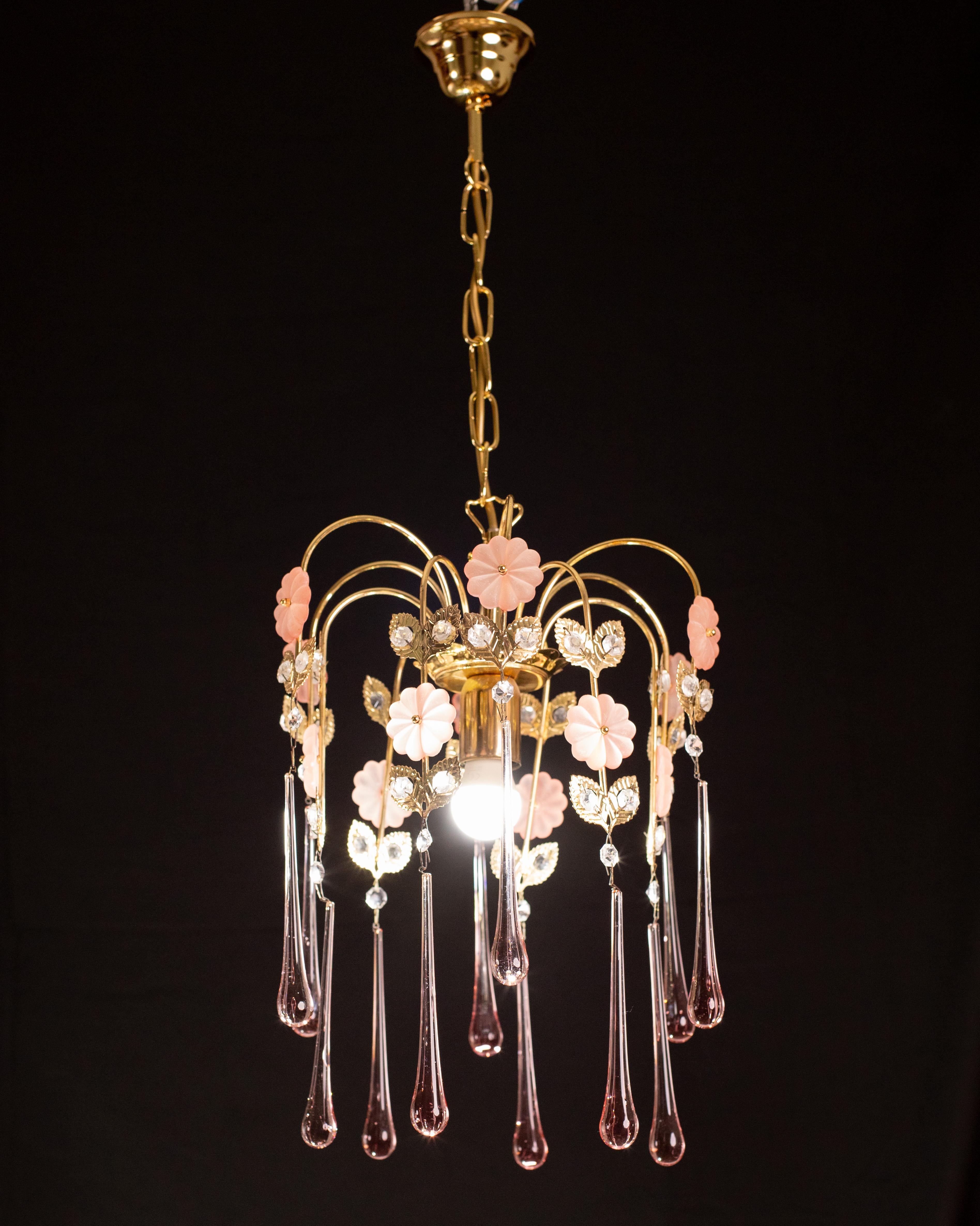 Gorgeous Murano chandelier in the style of Venini La Cascata.
The chandelier consists of a three rounds composed of beautiful transparent pink drops cascading down, the round is completed by pink glass flowers on the structure.
The chandelier