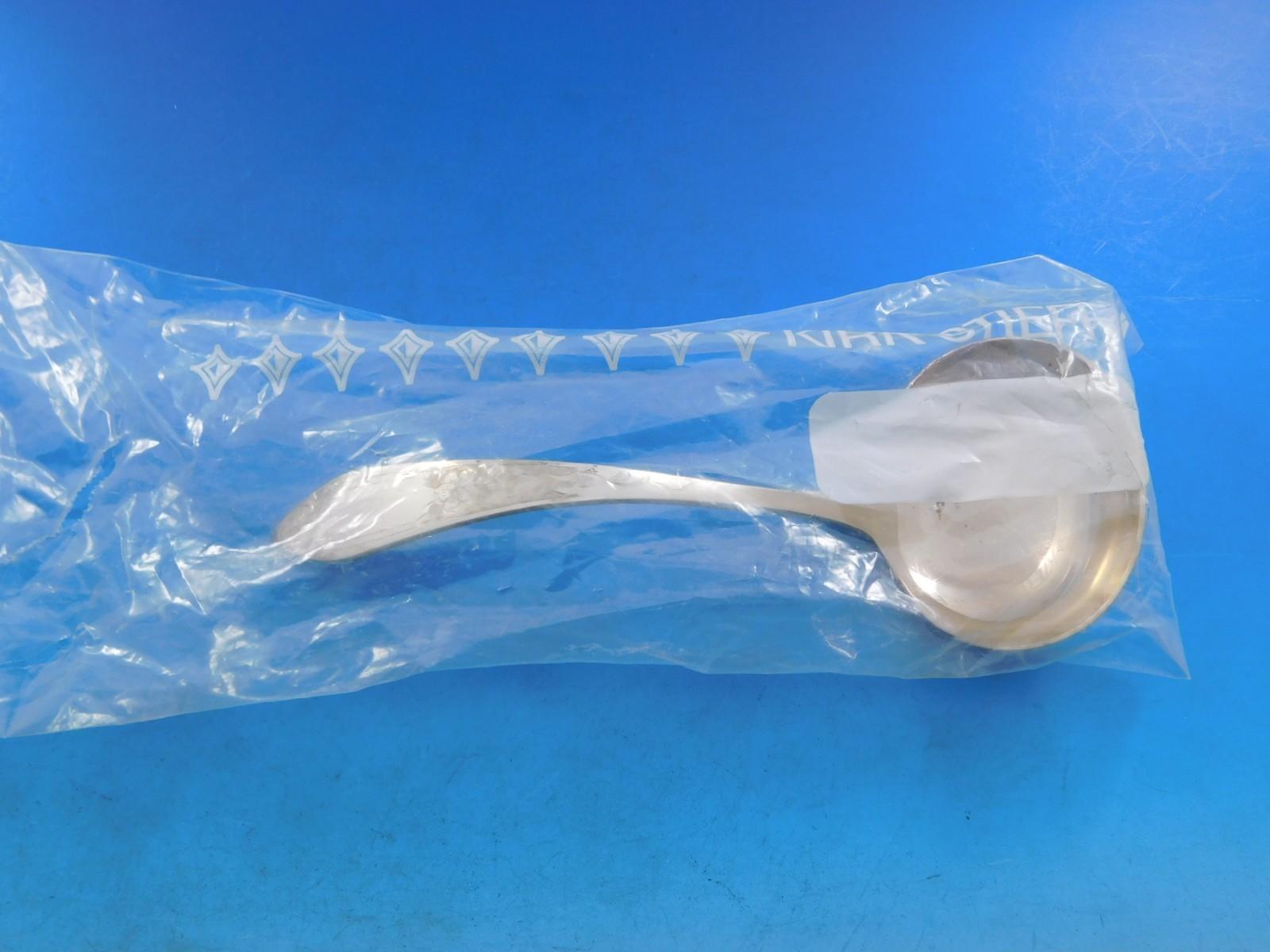 Unbenutztes Besteckset aus glänzendem Sterlingsilber Lady Claire von Stieff - 26 Teile. Dieses Set enthält:

6 Messer mit rostfreien modernen Klingen, 9