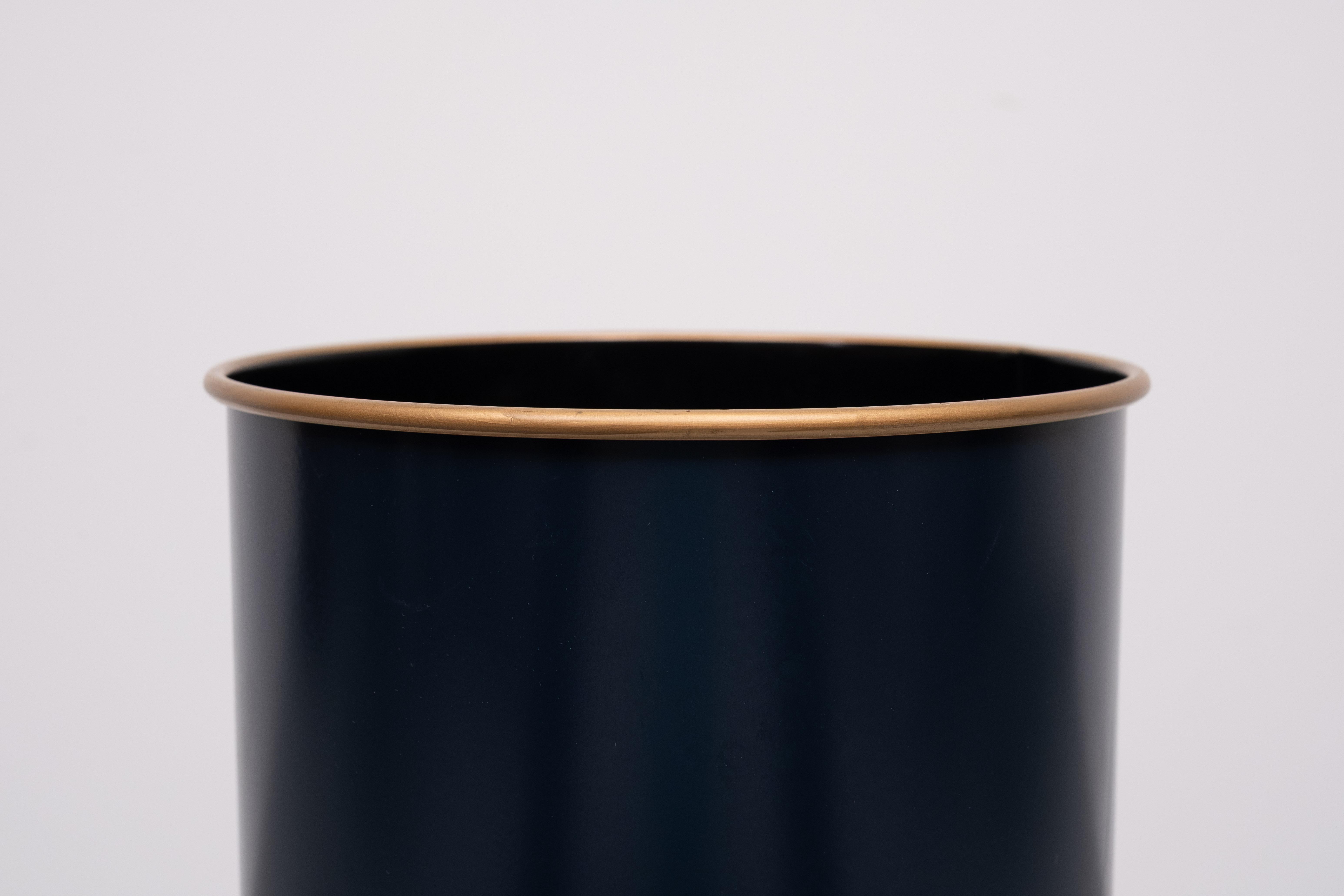 Très beau porte-parapluie bleu foncé. Jante en or .
signé Lady Clare England . Bon état . 