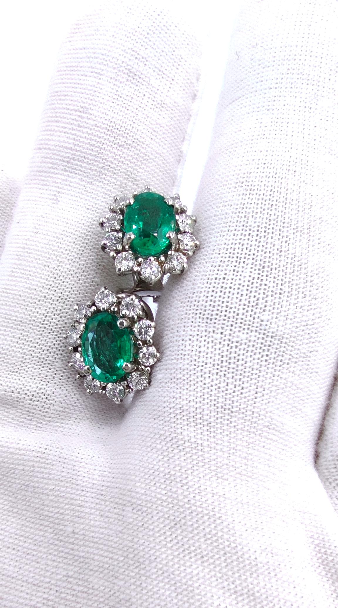 Lady D Green Emerald Round Cut with Diamond Halo Stud Earrings White Gold Set In New Condition In Rome, IT