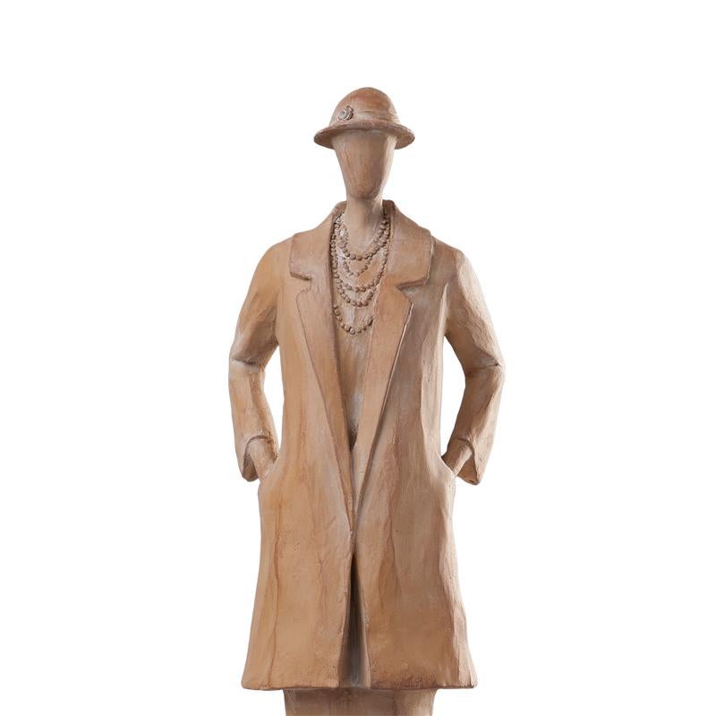 Scultura Lady D, con dettagli finemente curati.
con una base elegante e sobria.
Finitura in terracotta e scultura su absoluto 
base in marmo nero.
