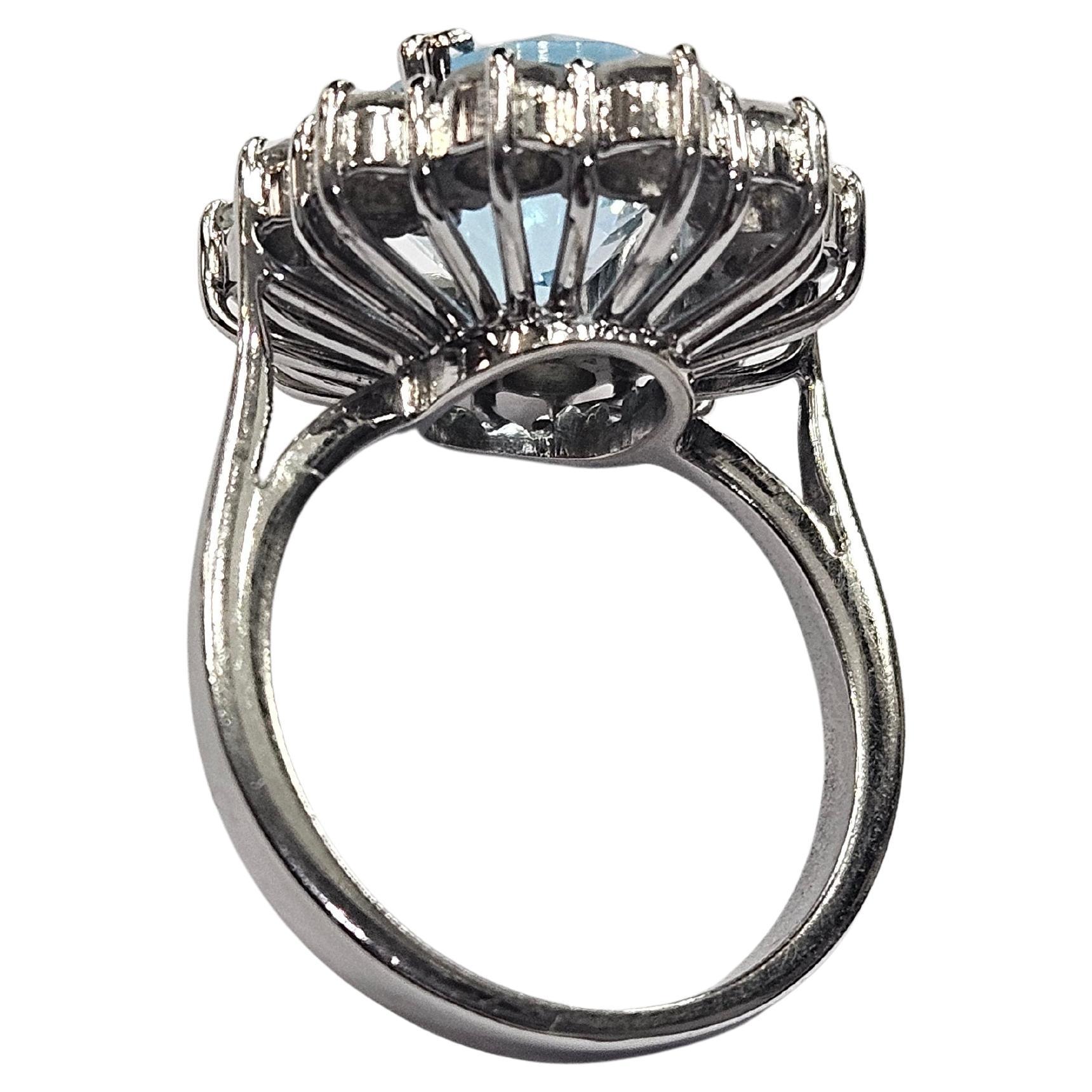 Lady Di  Anello a grappolo  Topazio cielo e  Diamante da 2,50 Ctw. Oro bianco 18 carati in vendita 4