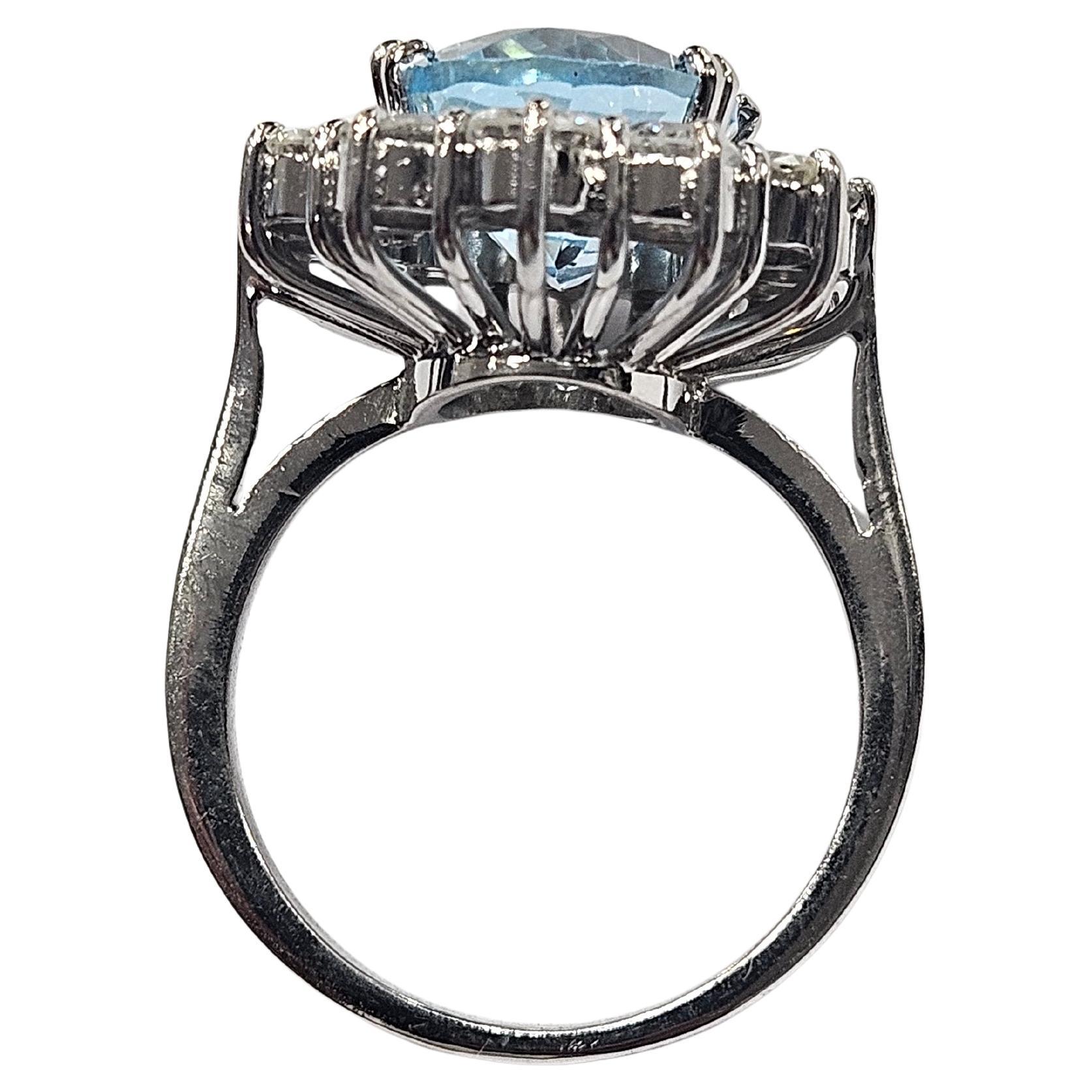 Lady Di  Anello a grappolo  Topazio cielo e  Diamante da 2,50 Ctw. Oro bianco 18 carati in vendita 5