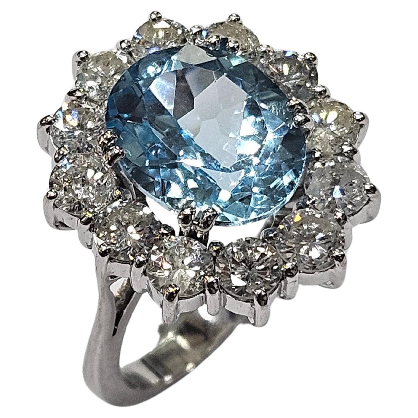 Taglio ovale Lady Di  Anello a grappolo  Topazio cielo e  Diamante da 2,50 Ctw. Oro bianco 18 carati in vendita