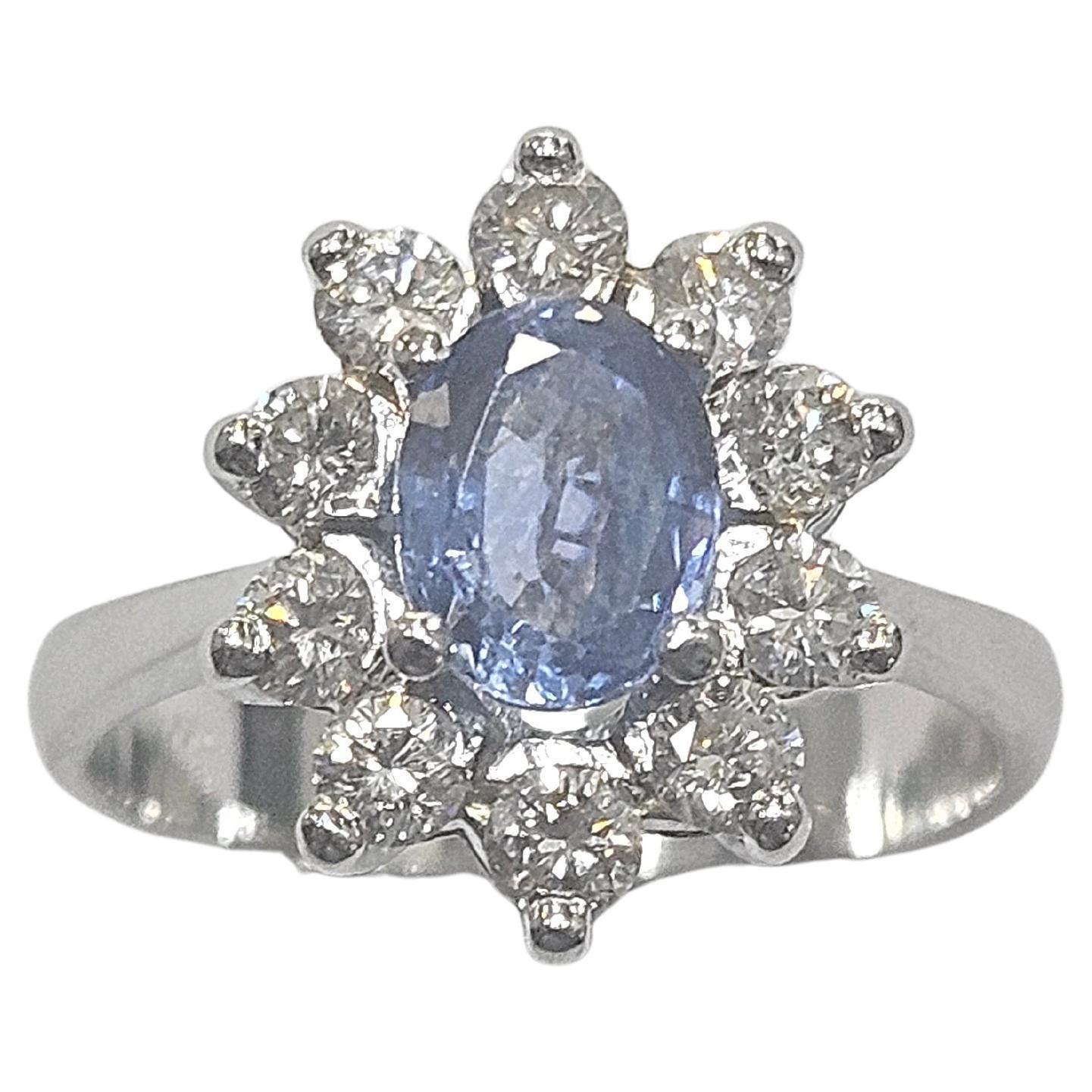 Schöner handgefertigter Ring aus 18kts/750mm Weißgold, mit runder Gewindegalerie und abnehmender Basis., in der Mitte ein natürlicher Ceylon-Saphir von 1,05 cts (7,50x5,80x3,20mm) ovaler Form mit Mischschliff. Schöne Farbe und Transparenz. In 4
