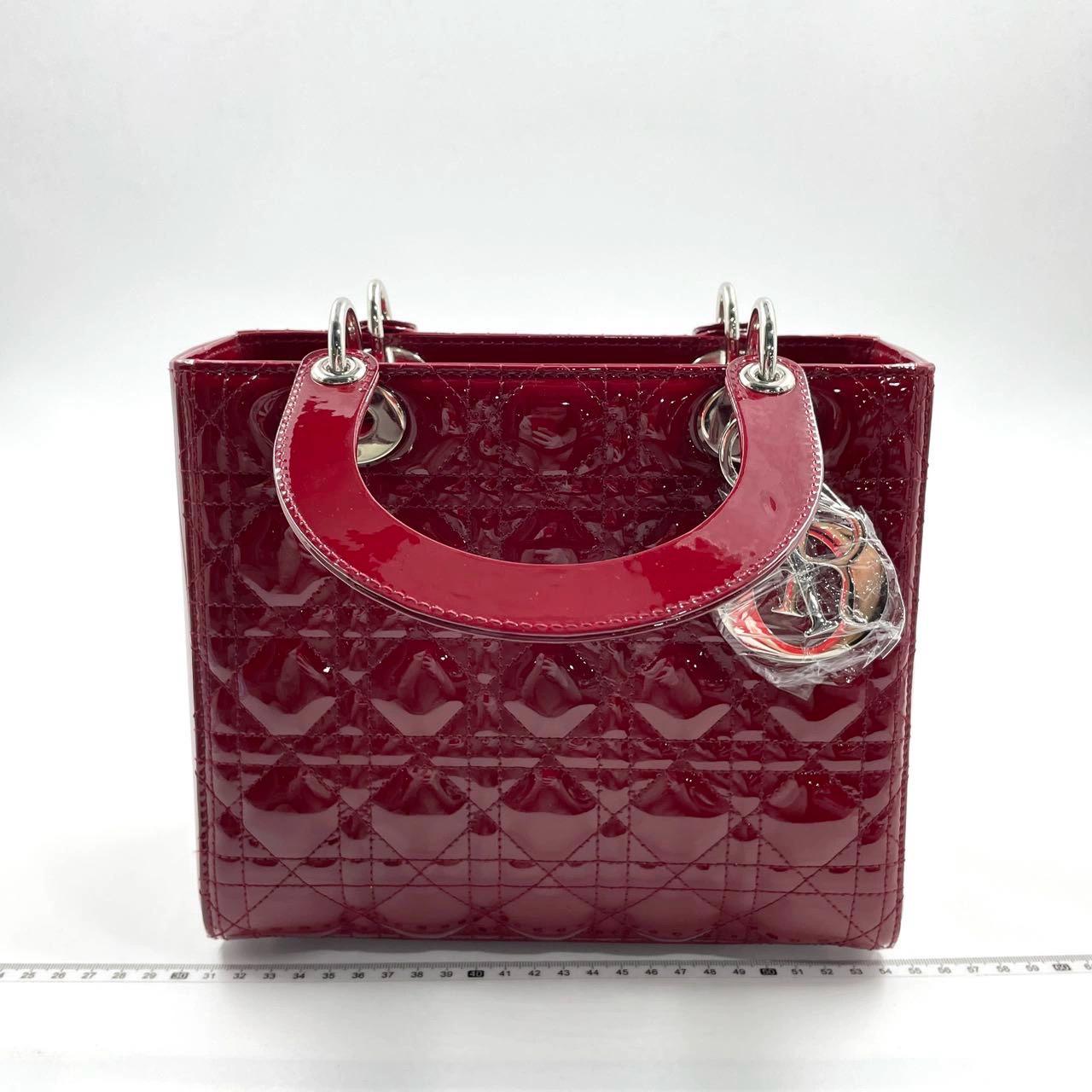 Lady Dior 2017 Medium Burgundy Patent Leather Handbag Adjustable Strap In Excellent Condition For Sale In AUBERVILLIERS, FR