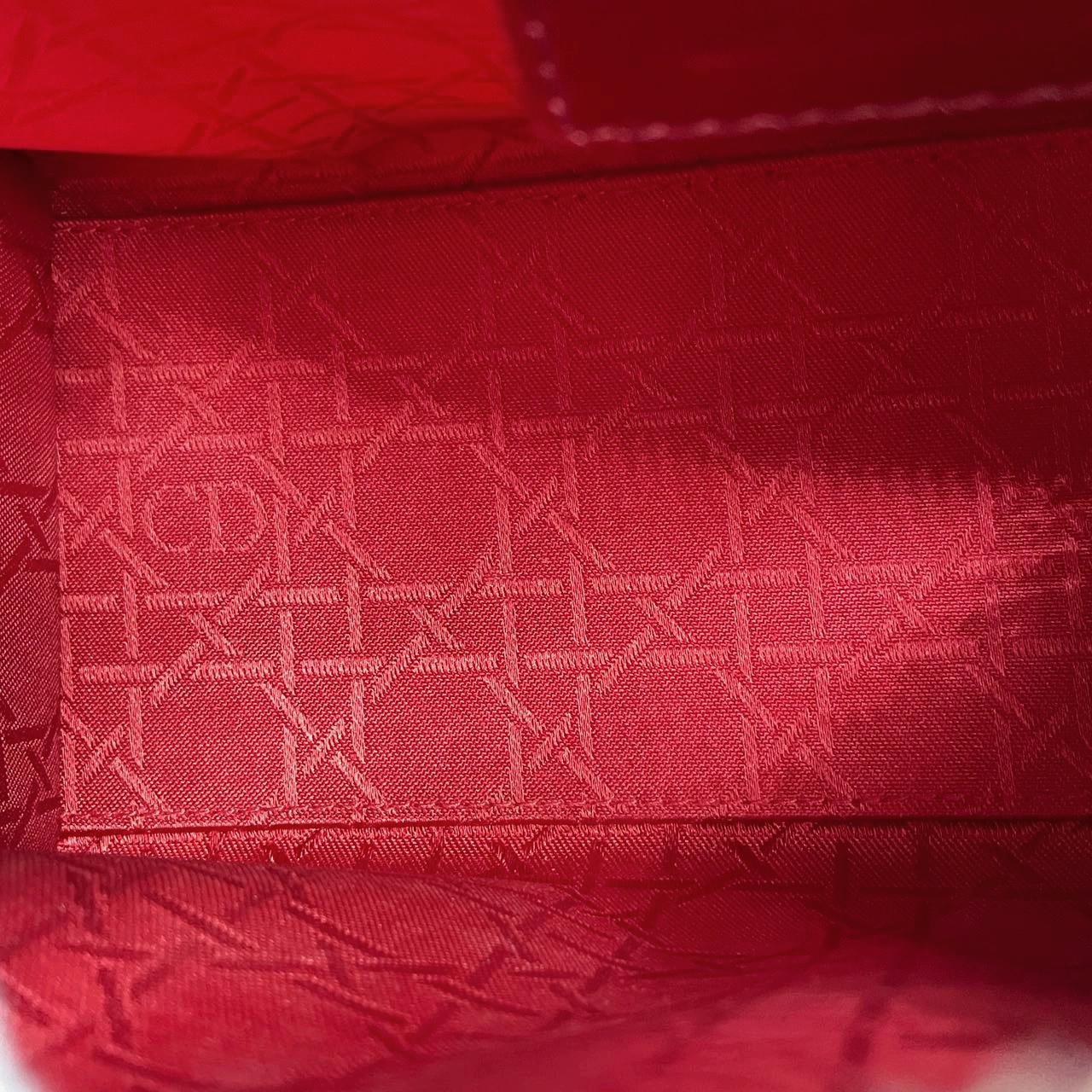 Lady Dior 2017 - Sac à main moyen en cuir verni bordeaux avec sangle réglable en vente 5