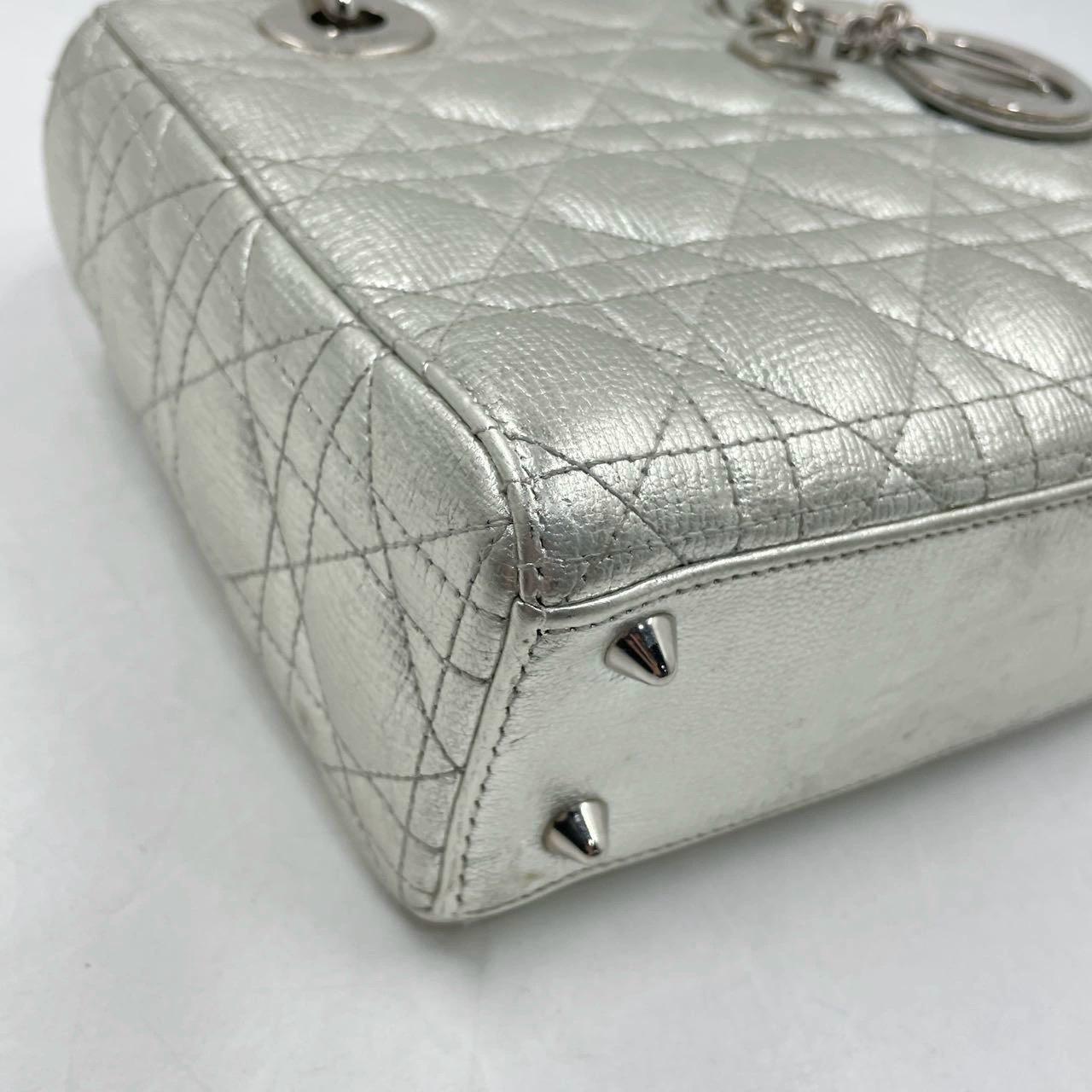 Lady Dior ABCdior Kleine silberne Cannage-Handtasche aus Lammfell mit Riemen im Angebot 6