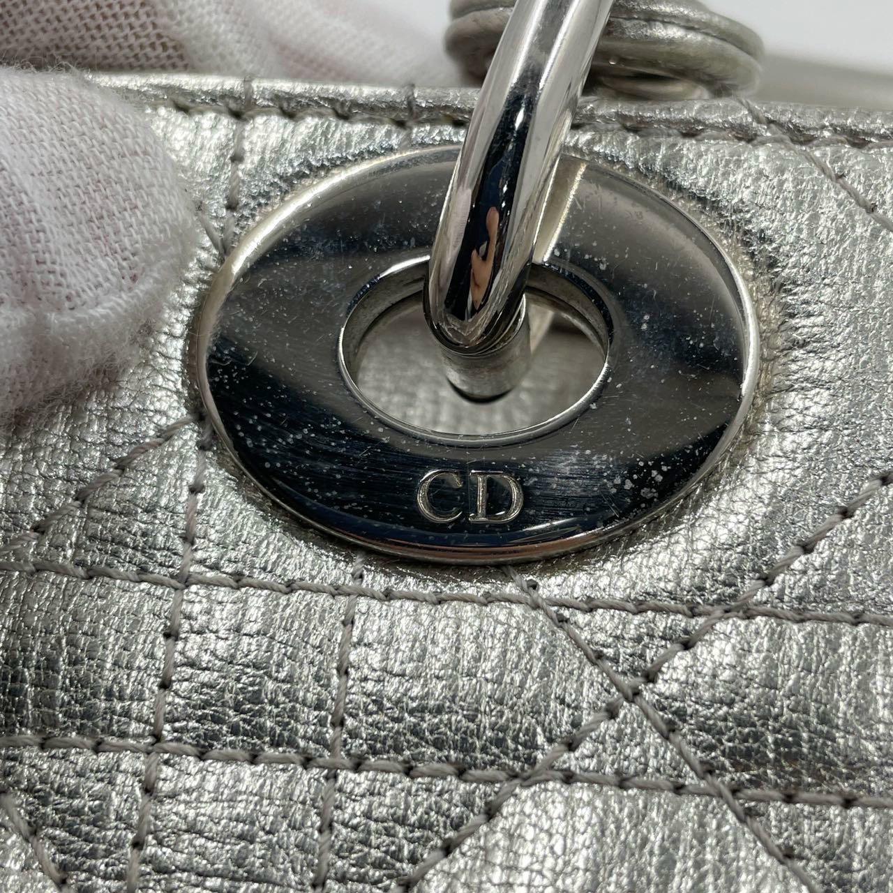Lady Dior ABCdior Kleine silberne Cannage-Handtasche aus Lammfell mit Riemen im Angebot 8