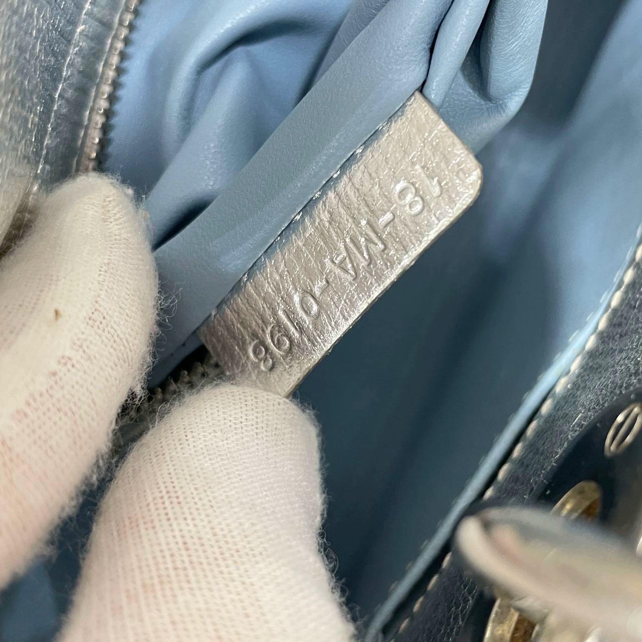 Lady Dior ABCdior Kleine silberne Cannage-Handtasche aus Lammfell mit Riemen im Angebot 9