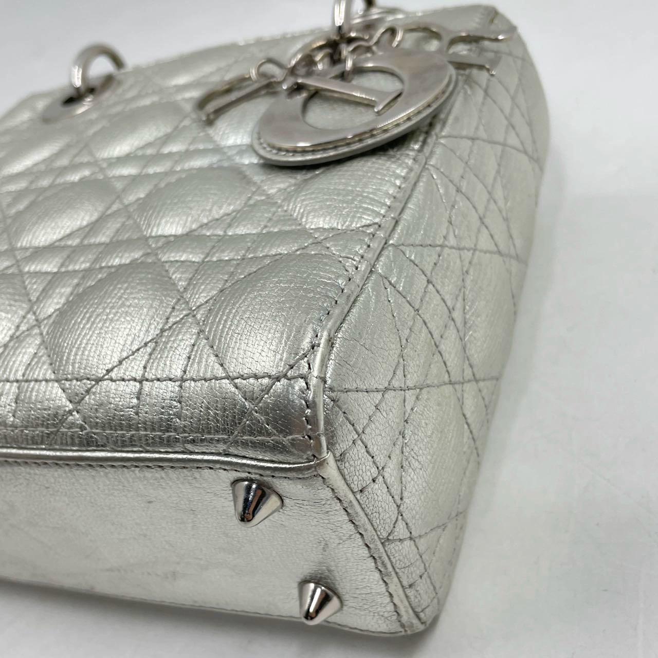 Lady Dior ABCdior Kleine silberne Cannage-Handtasche aus Lammfell mit Riemen im Angebot 11
