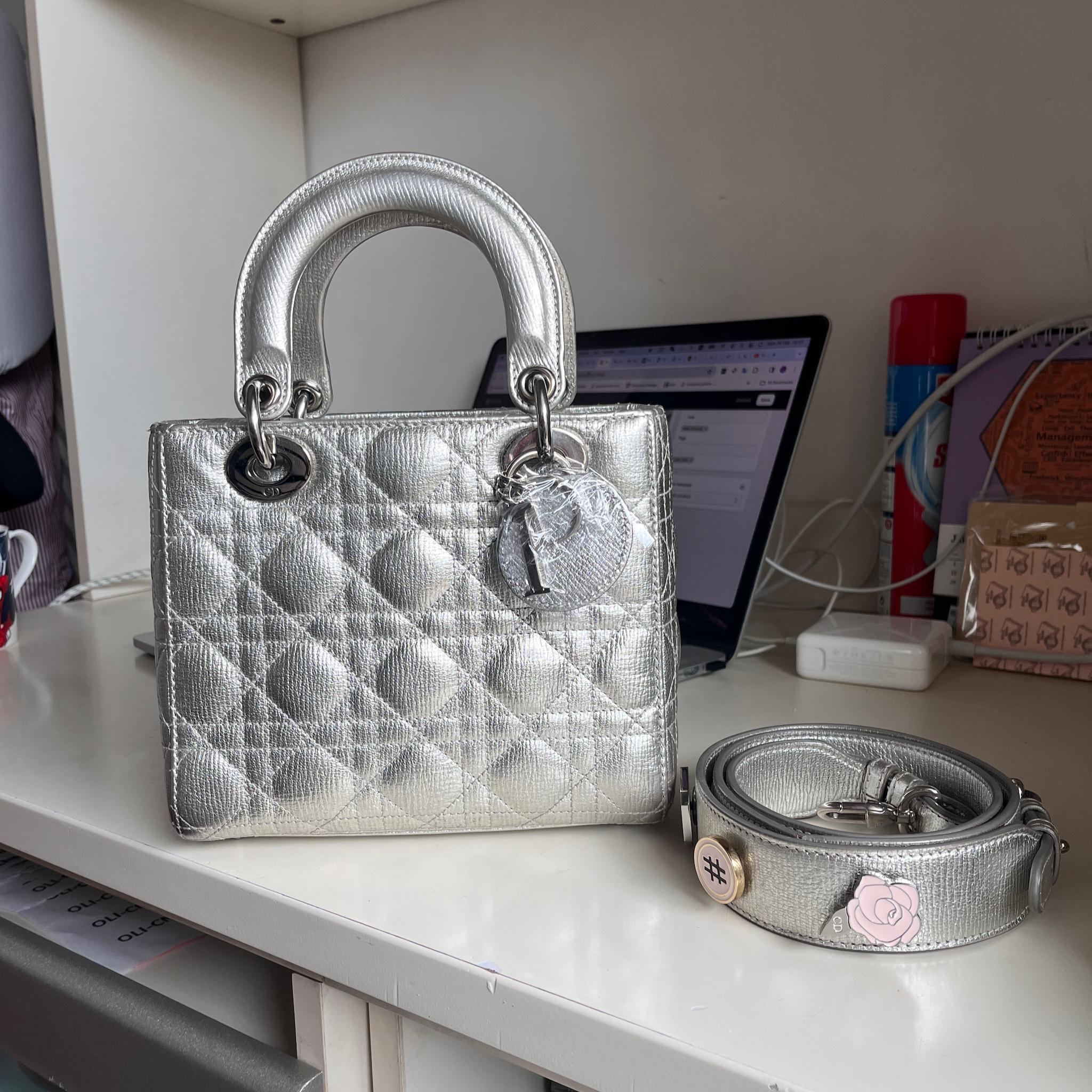 Lady Dior ABCdior Kleine silberne Cannage-Handtasche aus Lammfell mit Riemen im Angebot 12