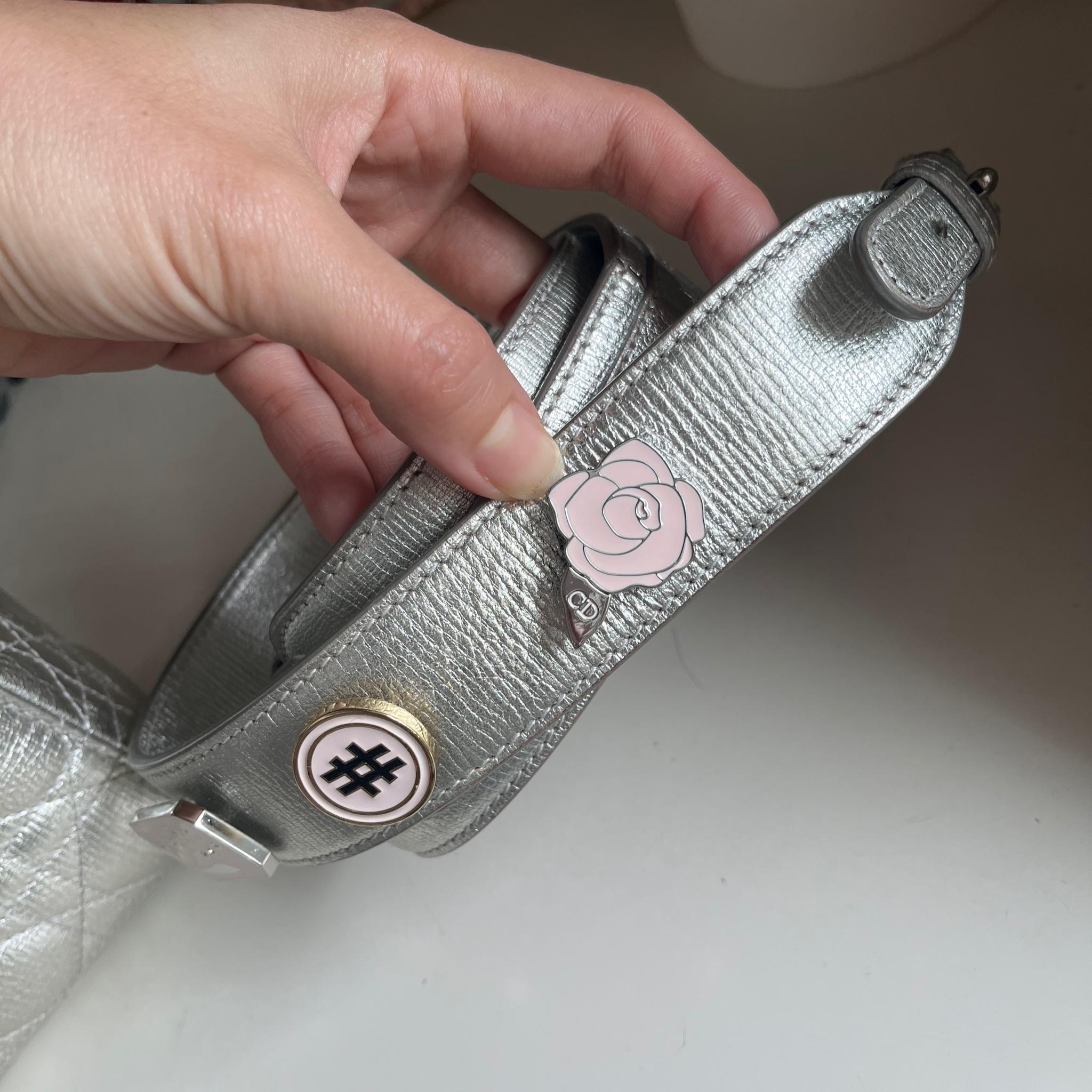 Lady Dior ABCdior Kleine silberne Cannage-Handtasche aus Lammfell mit Riemen im Angebot 14