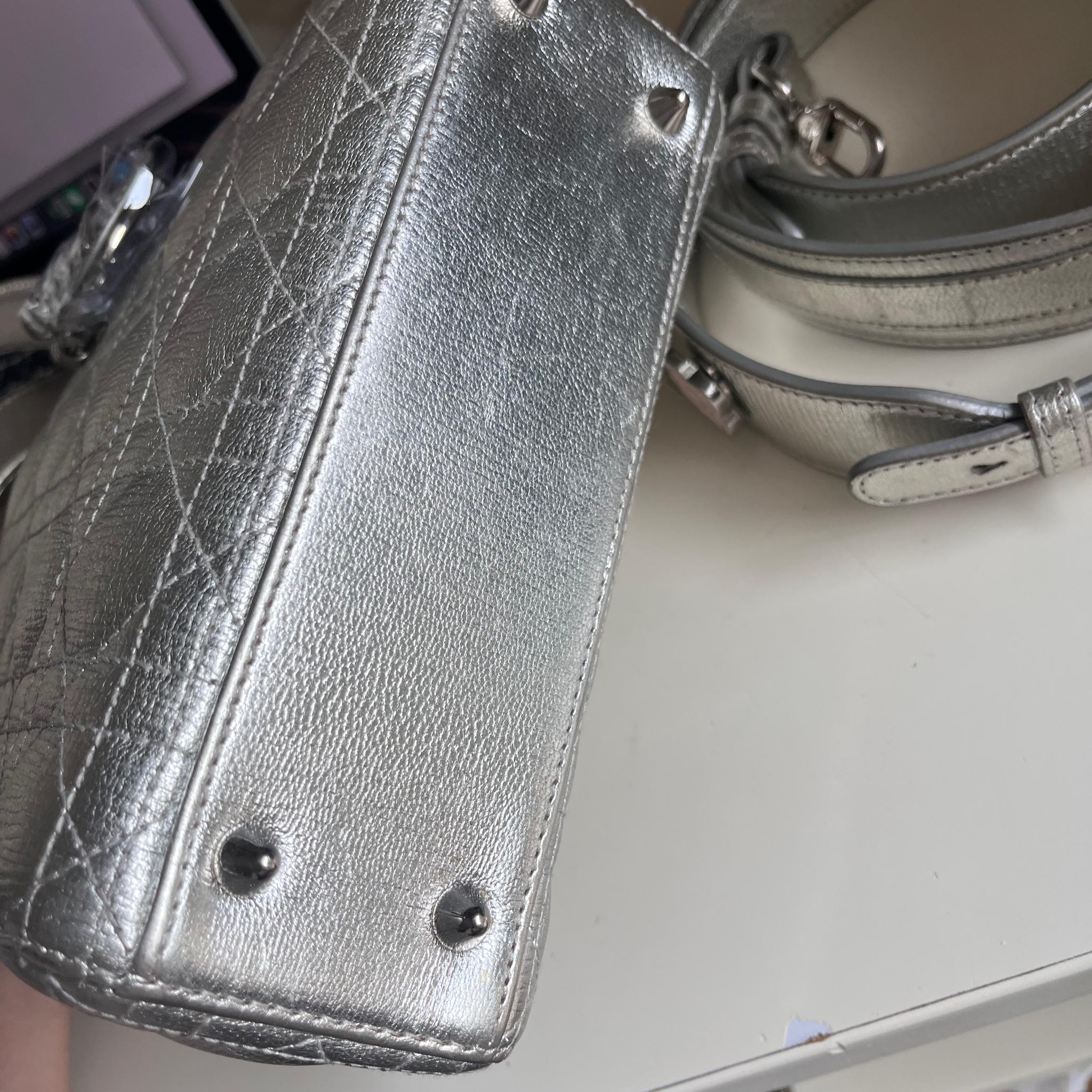 Lady Dior ABCdior Kleine silberne Cannage-Handtasche aus Lammfell mit Riemen im Angebot 16