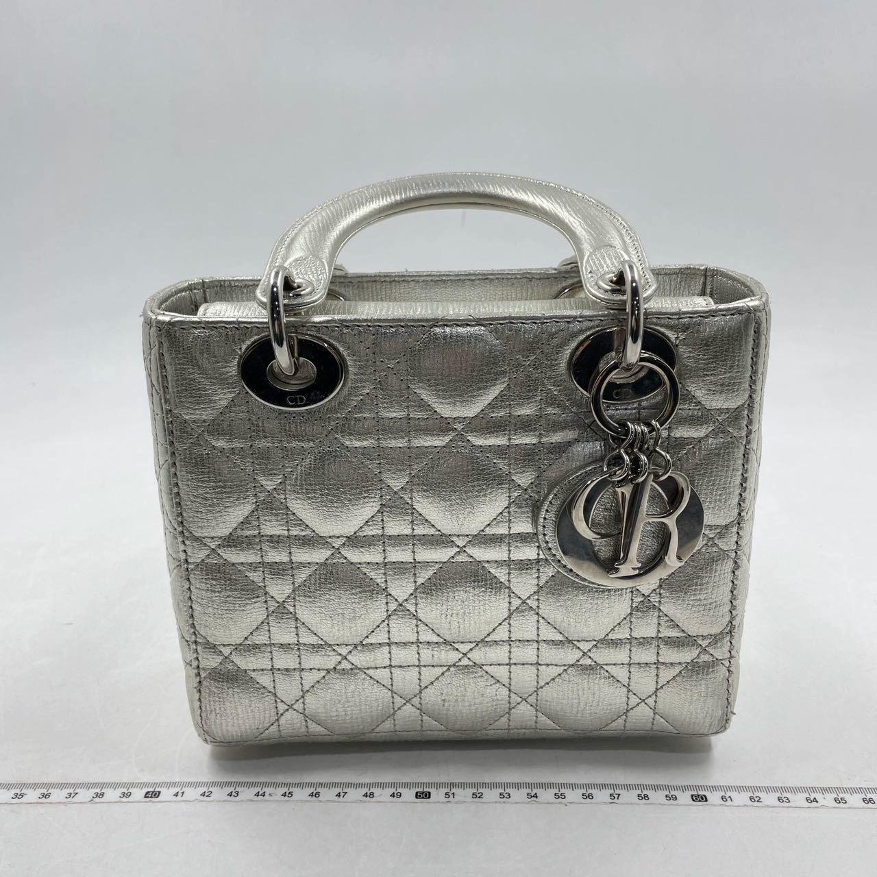 Lady Dior ABCdior Kleine silberne Cannage-Handtasche aus Lammfell mit Riemen im Zustand „Hervorragend“ im Angebot in AUBERVILLIERS, FR