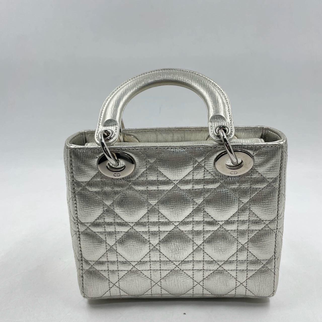 Lady Dior ABCdior Kleine silberne Cannage-Handtasche aus Lammfell mit Riemen im Angebot 1