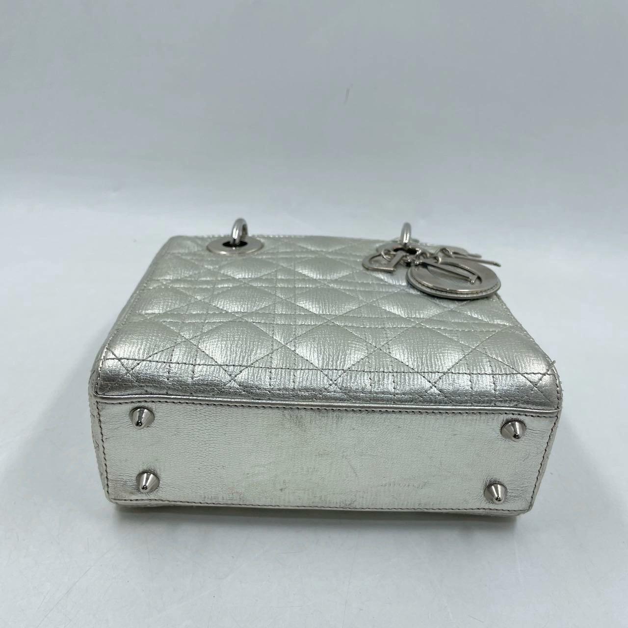 Lady Dior ABCdior Kleine silberne Cannage-Handtasche aus Lammfell mit Riemen im Angebot 4