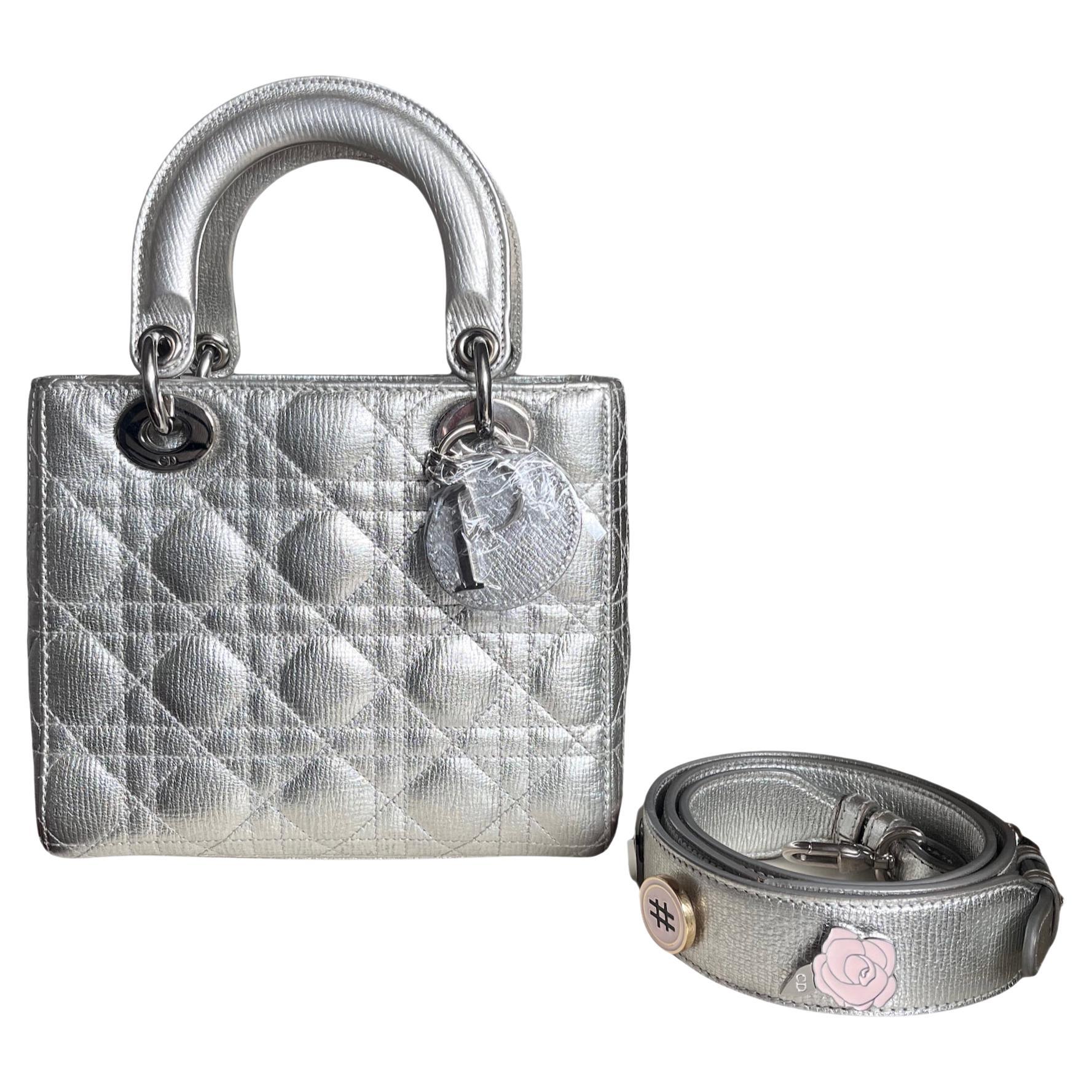Lady Dior ABCdior Kleine silberne Cannage-Handtasche aus Lammfell mit Riemen im Angebot