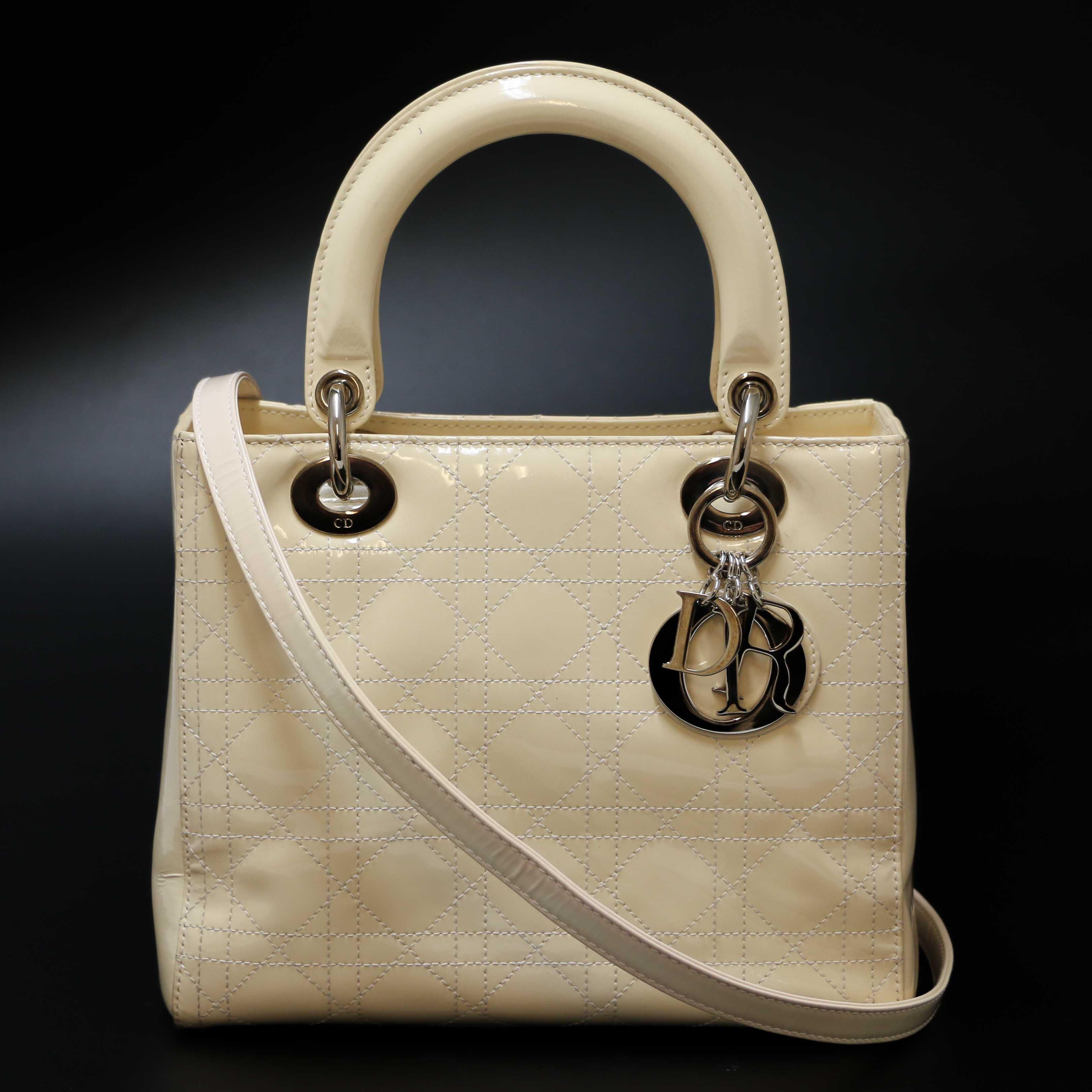 Beautiful Lady Dior bag in off-white patent leather

Condition: very good
Made in Italy
Collection: Lady Dior
Genre: women
Material: patent leather
Interior: black fabric
Color: off-white
Dimensions: 25 x 20 x 12 cm
Strap (removable): 87 cm
Serial