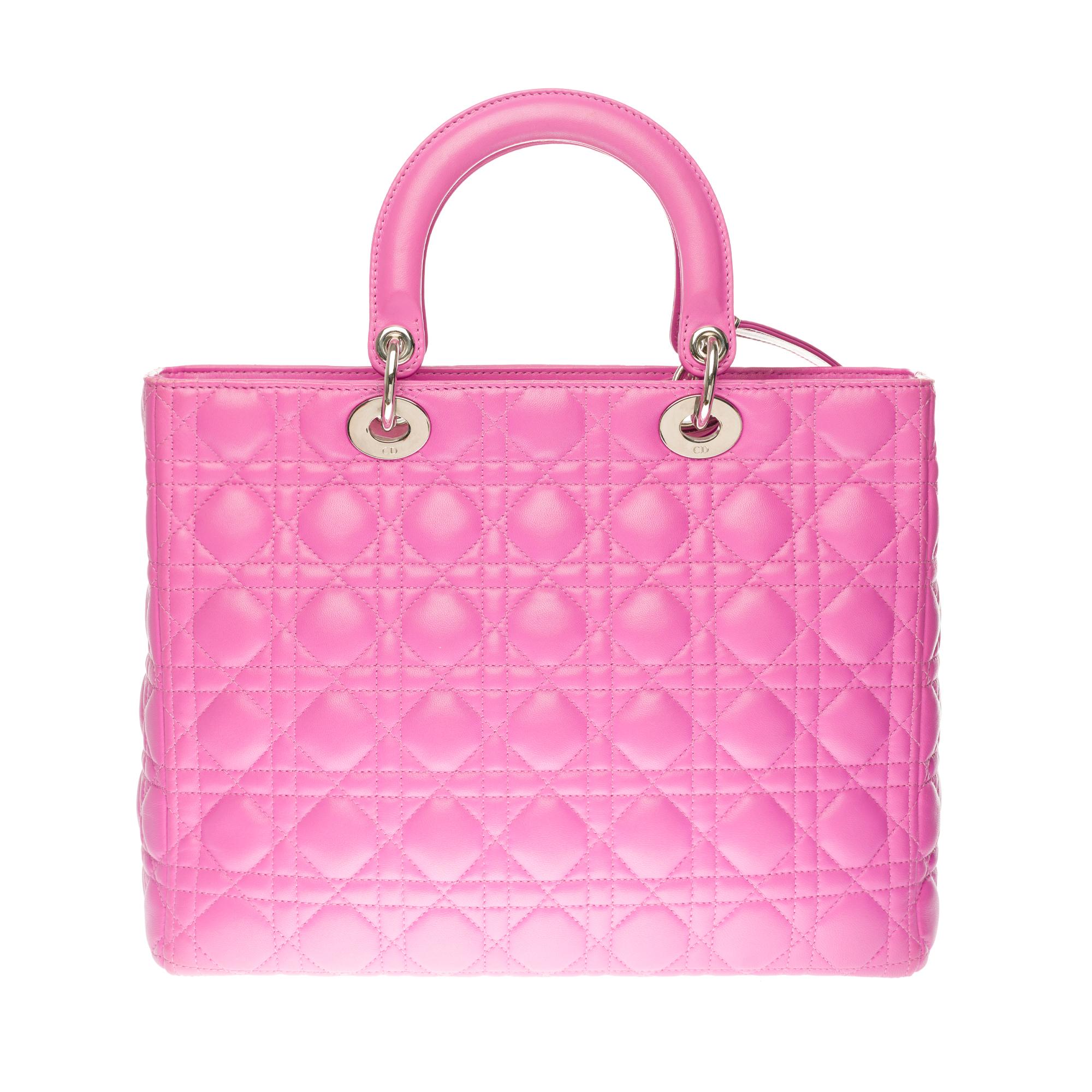 Very chic Dior Lady Dior large model (GM) shoulder bag in pink leather, silver metal hardware, double handle in pink leather, removable shoulder strap handle in pink leather allowing a hand or shoulder support or shoulder strap.

It’s a zip