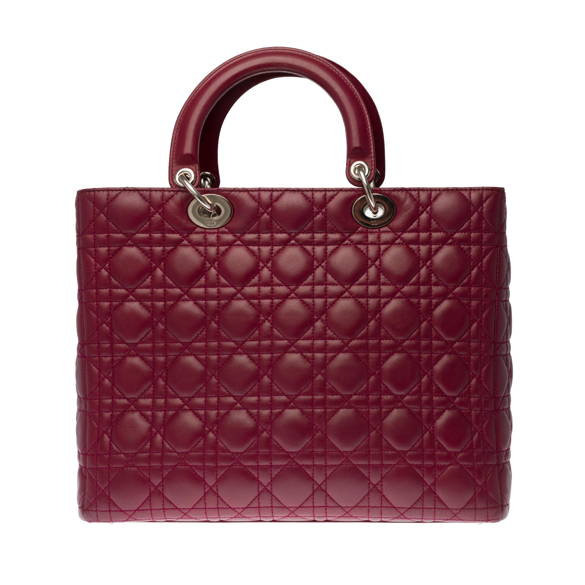 Very chic Dior Lady Dior large size (GM) shoulder bag in plum leather, silver metal hardware, double handle in plum leather, removable shoulder strap handle in plum leather allowing a hand or shoulder support or shoulder strap.

It’s a zip