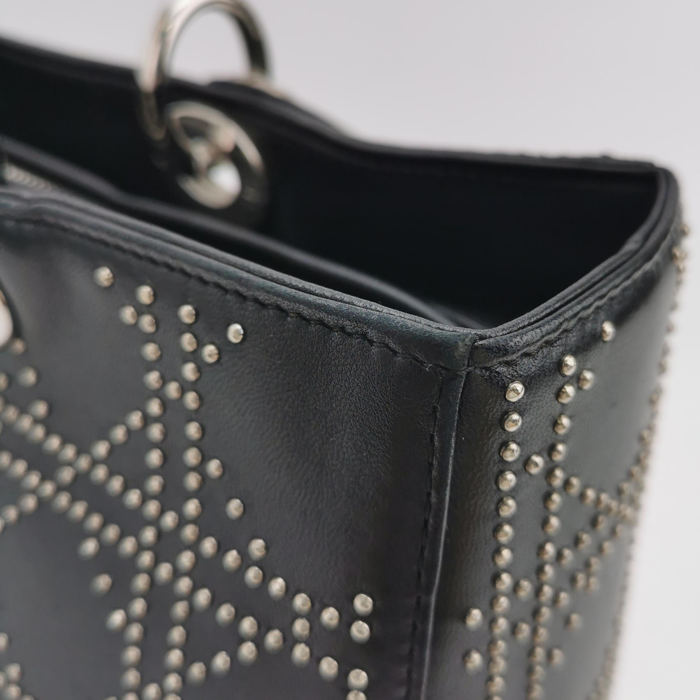 Lady Dior Grande in pelle d'agnello nera con diamante e borchie d'argento Hardware d'argento in vendita 5