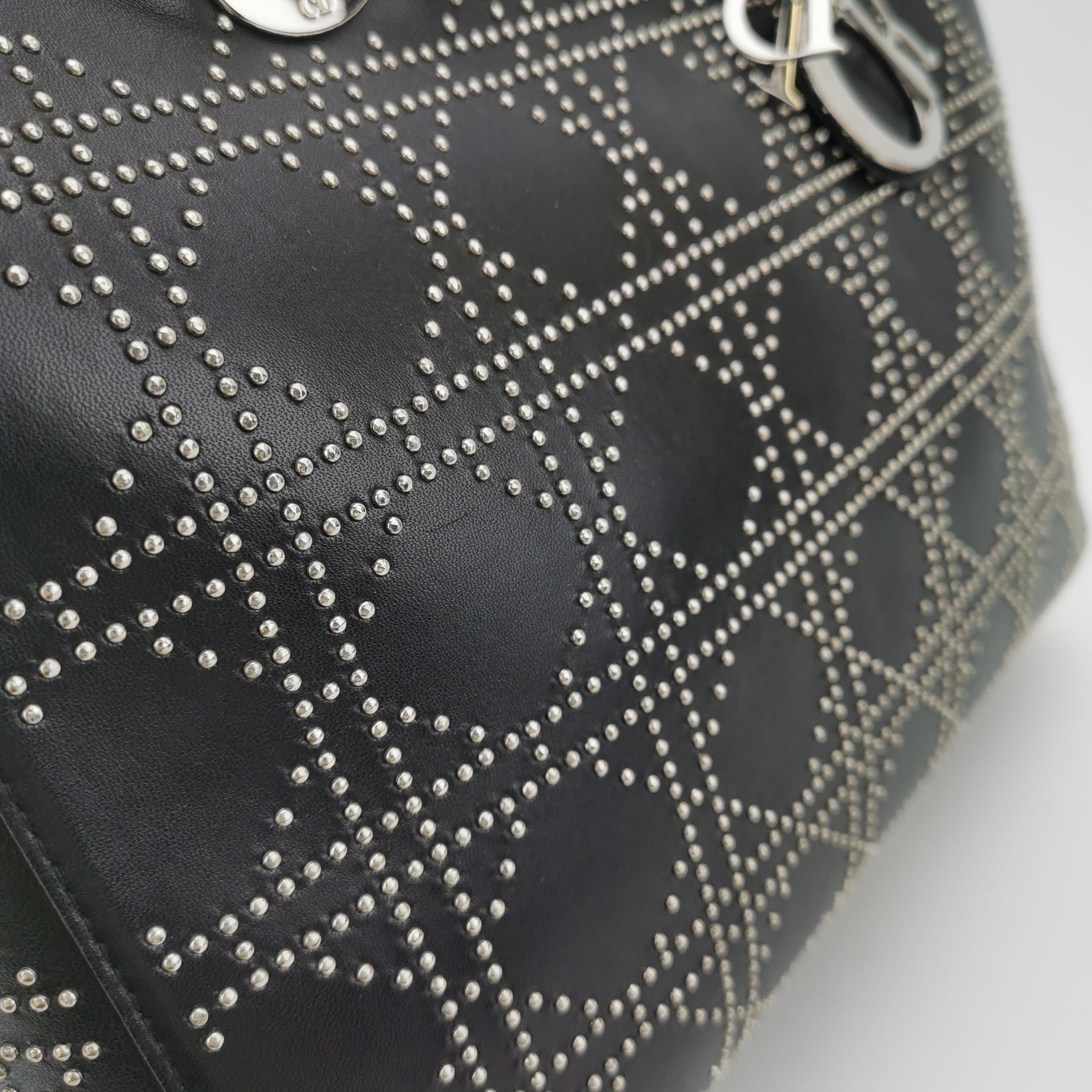 Lady Dior Grande in pelle d'agnello nera con diamante e borchie d'argento Hardware d'argento in vendita 7