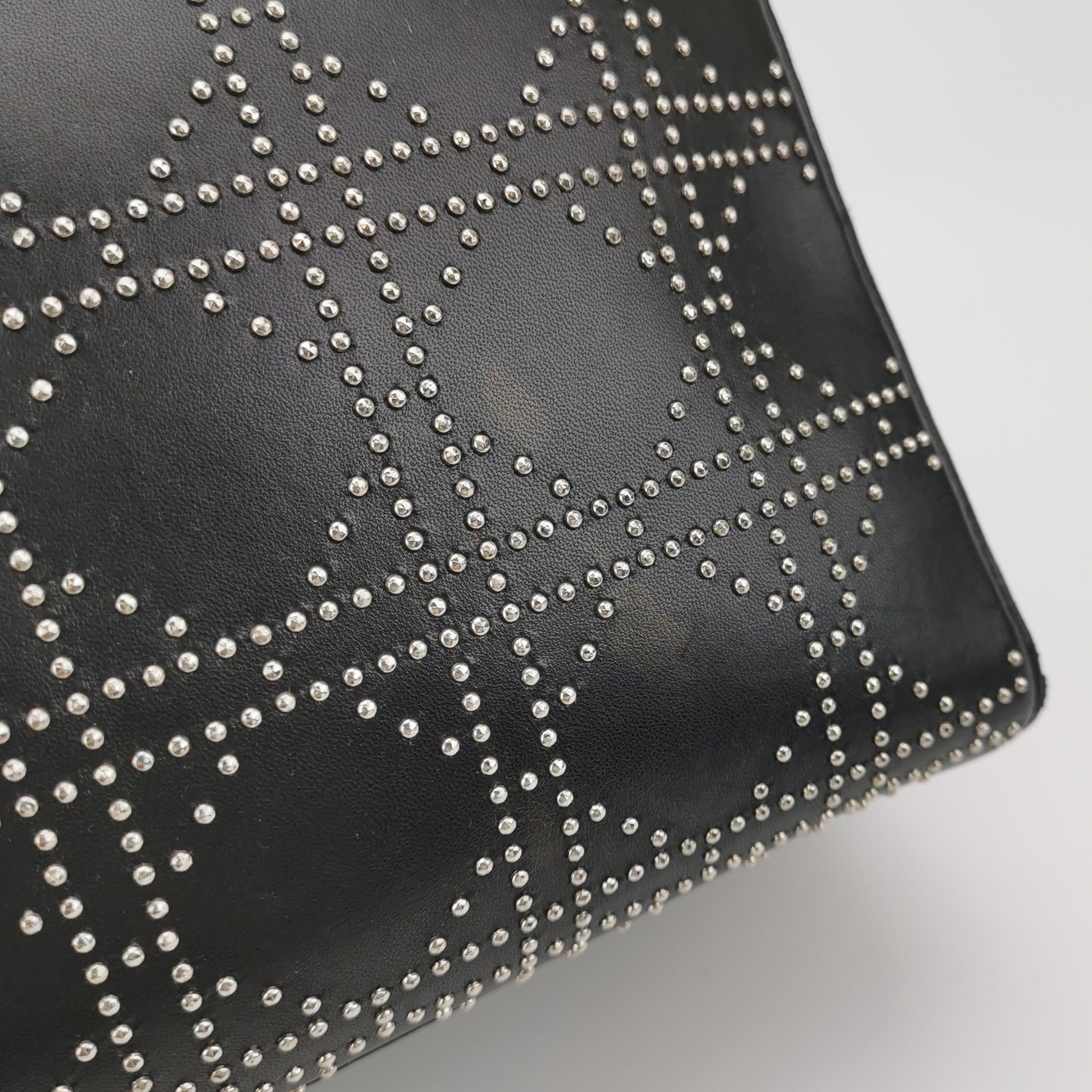 Lady Dior Grande in pelle d'agnello nera con diamante e borchie d'argento Hardware d'argento in vendita 8
