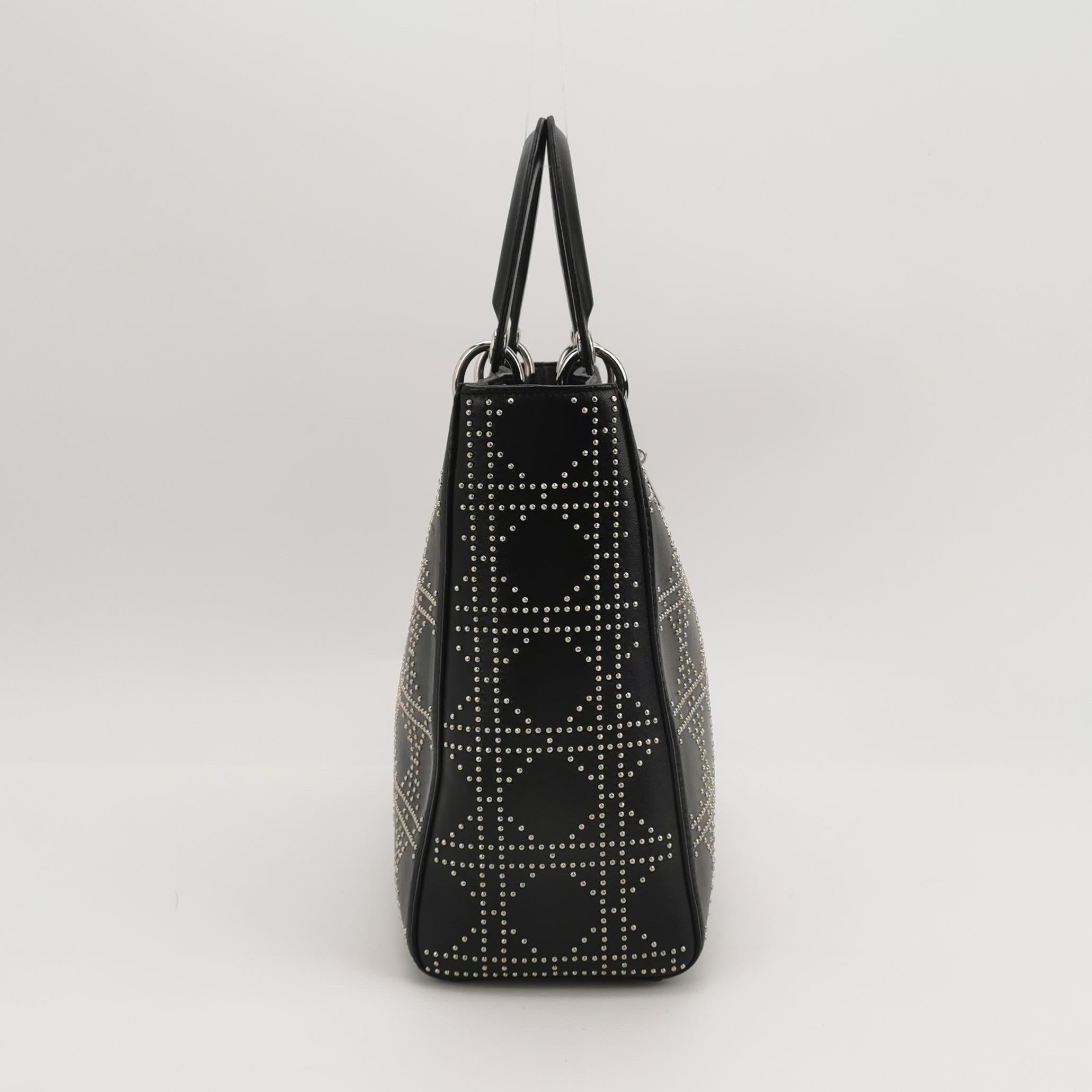 Nero Lady Dior Grande in pelle d'agnello nera con diamante e borchie d'argento Hardware d'argento in vendita