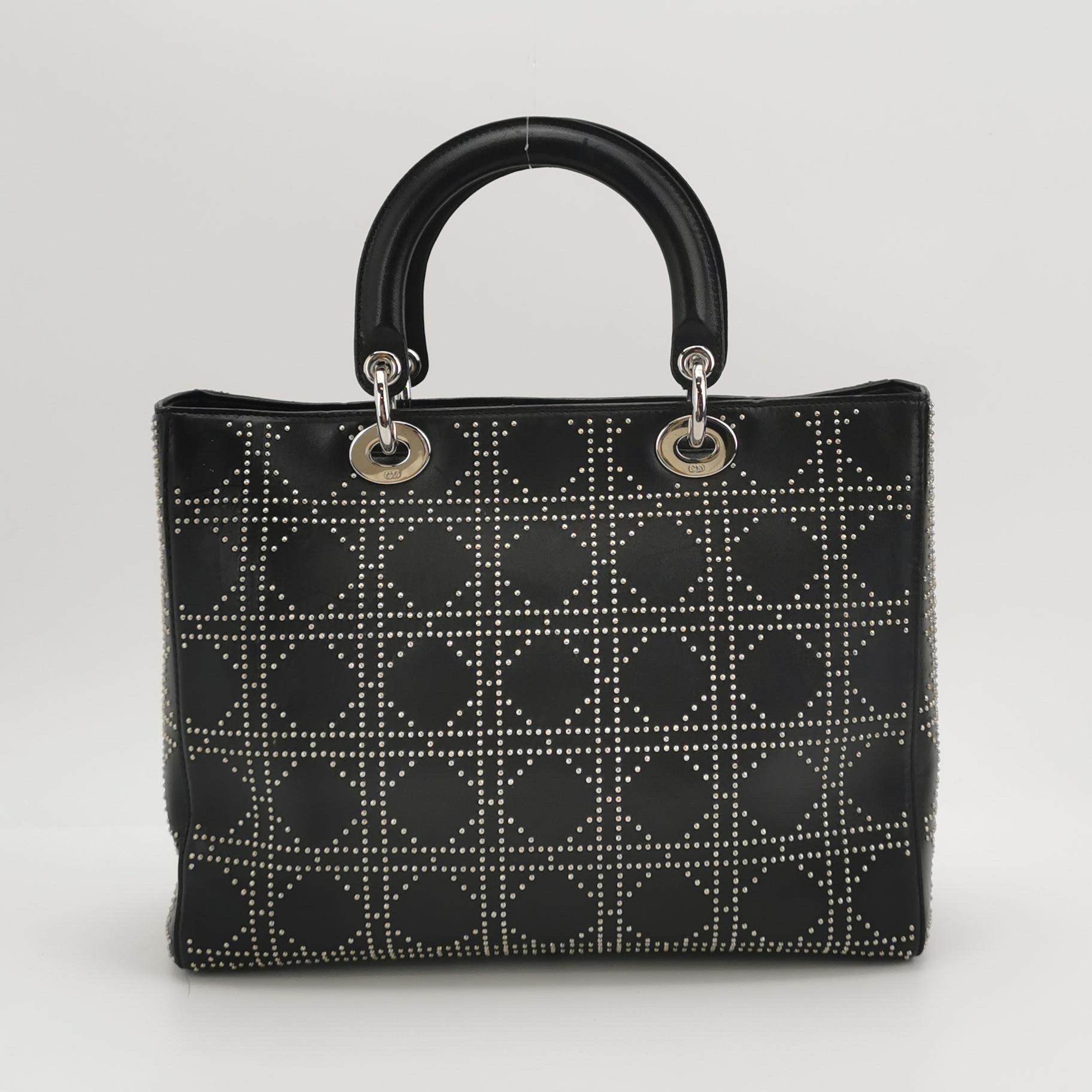 Lady Dior Grande in pelle d'agnello nera con diamante e borchie d'argento Hardware d'argento In condizioni buone in vendita a AUBERVILLIERS, FR