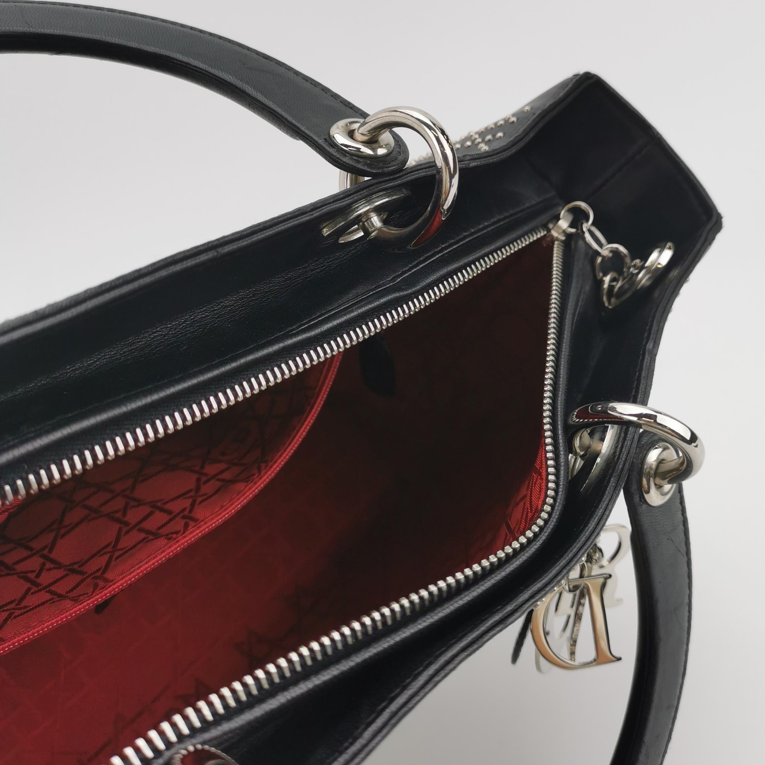 Lady Dior Grande in pelle d'agnello nera con diamante e borchie d'argento Hardware d'argento in vendita 1