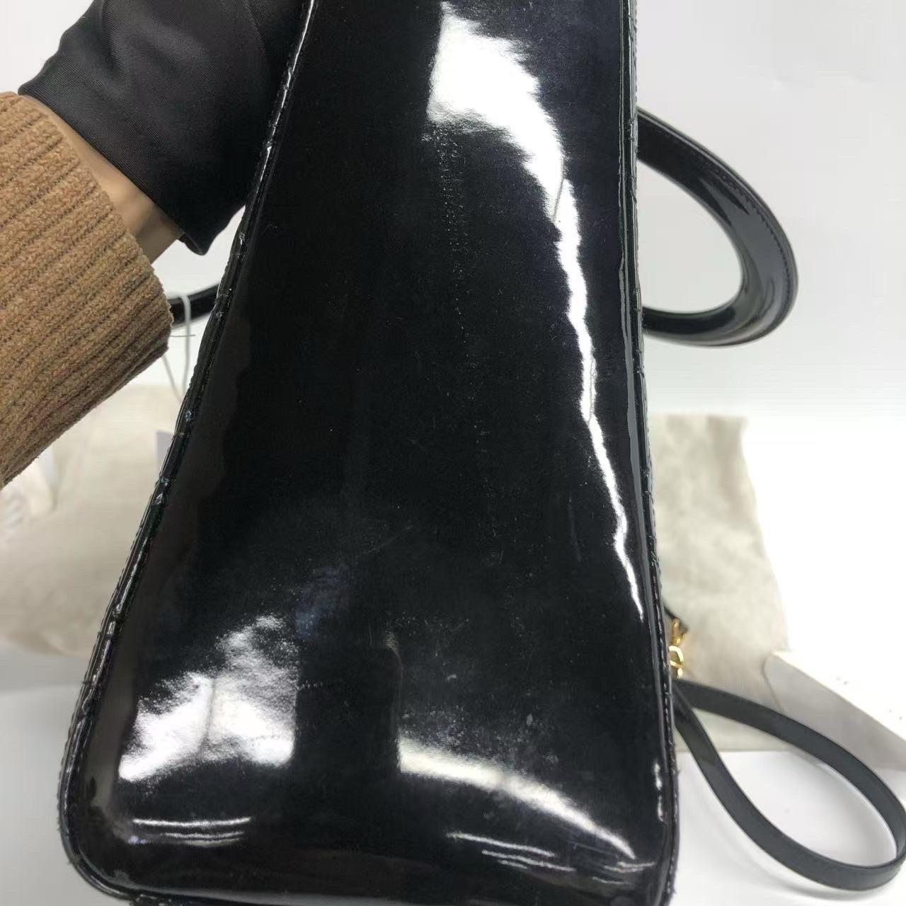 Lady Dior grande in pelle verniciata nera con finiture in oro in vendita 6